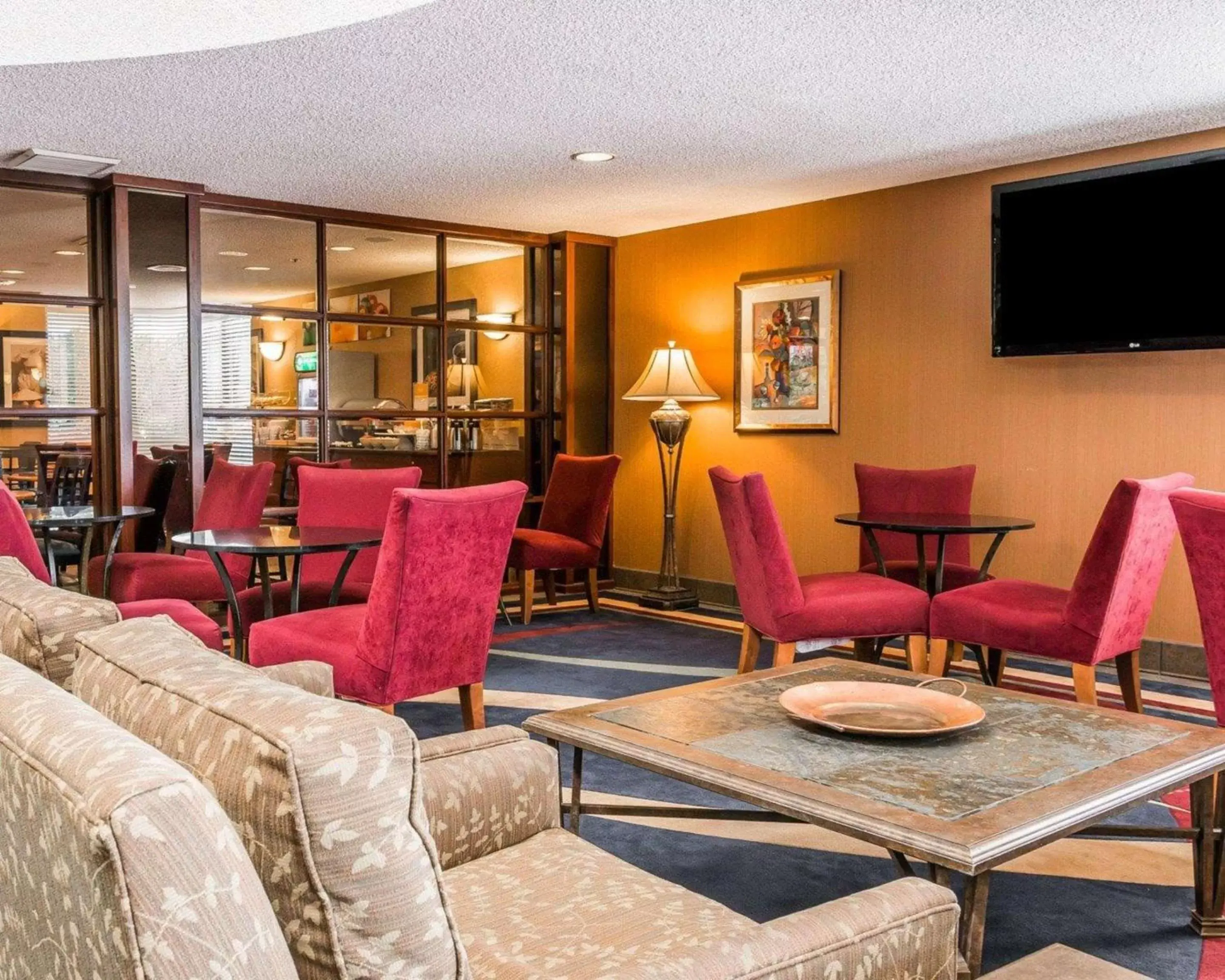 Lobby or reception, Lounge/Bar in Quality Inn Auburn Hills