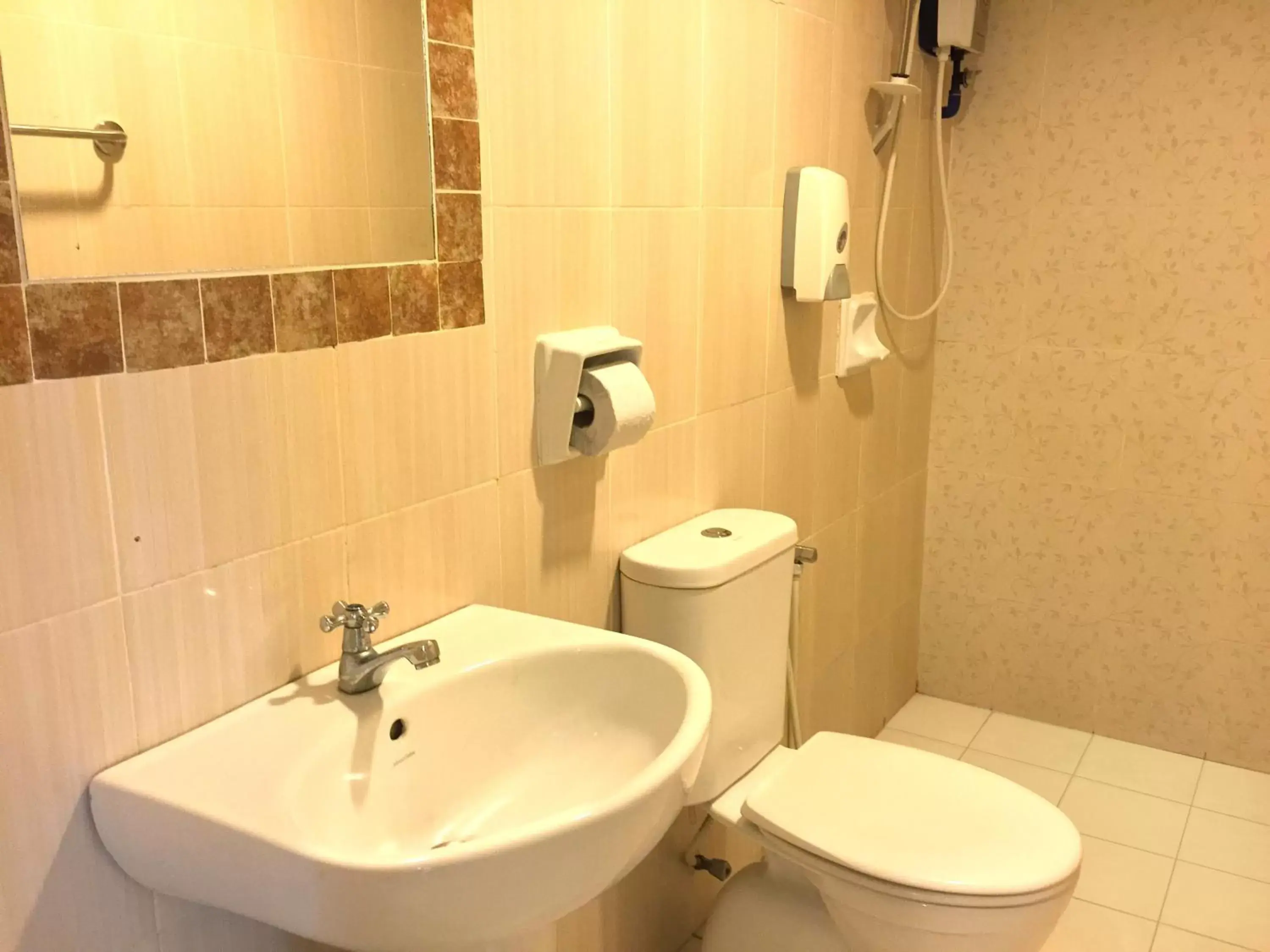 Bathroom in Sun Inns Hotel Pasir Penambang (KS Botanic)