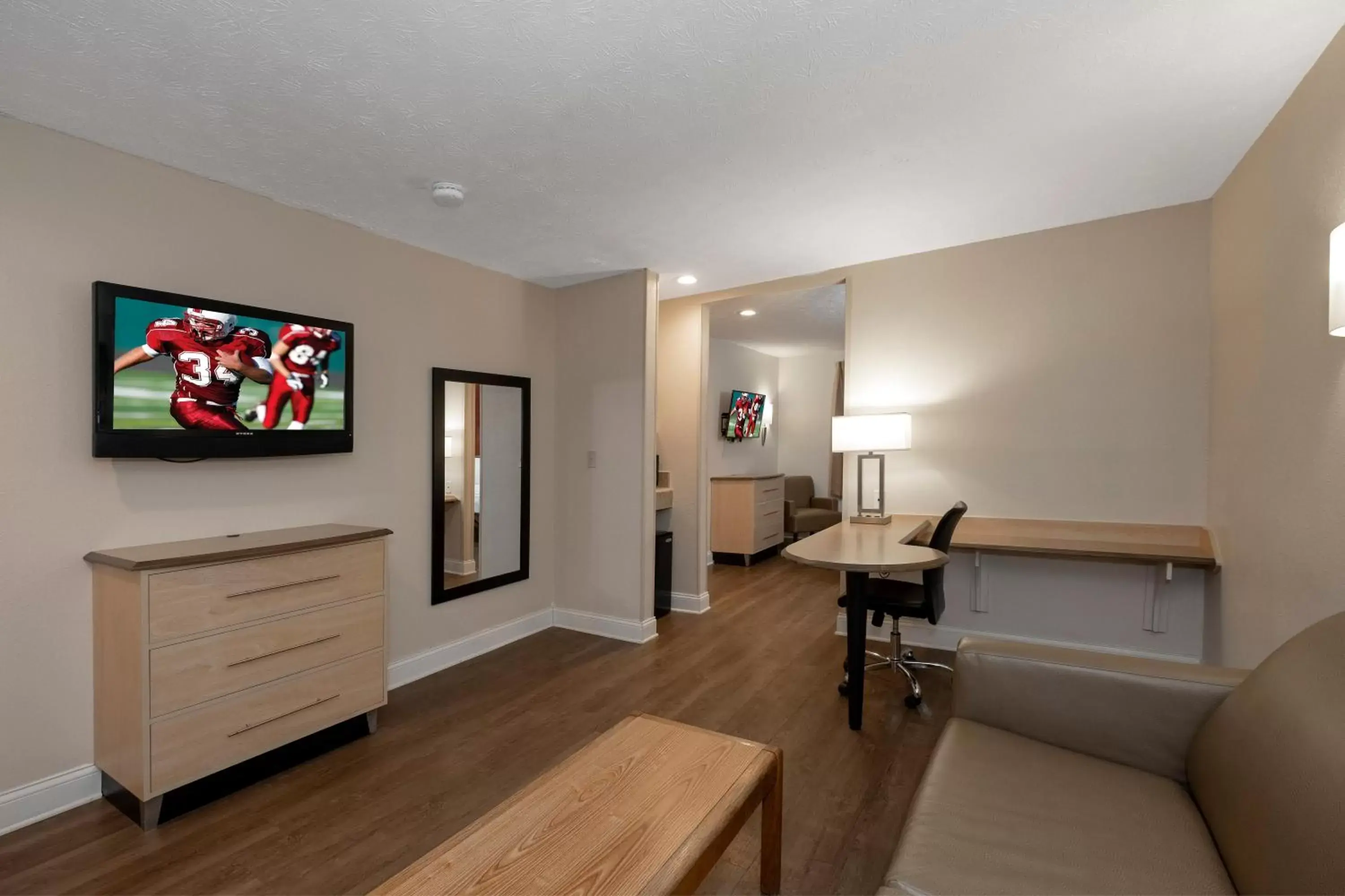 Bedroom, TV/Entertainment Center in Red Roof Inn Indianapolis - Greenwood