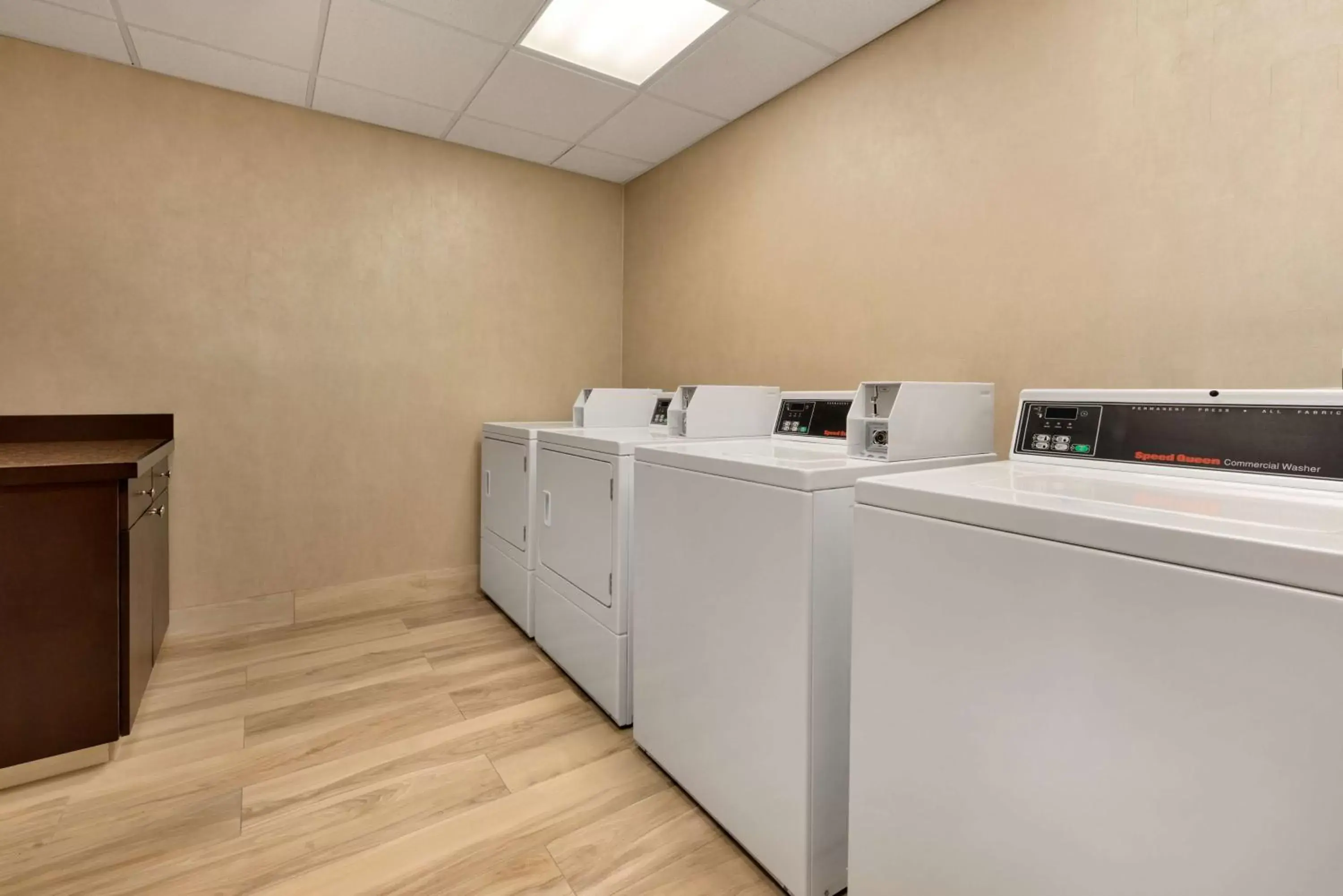 Property building, Kitchen/Kitchenette in Hampton Inn and Suites Monroe