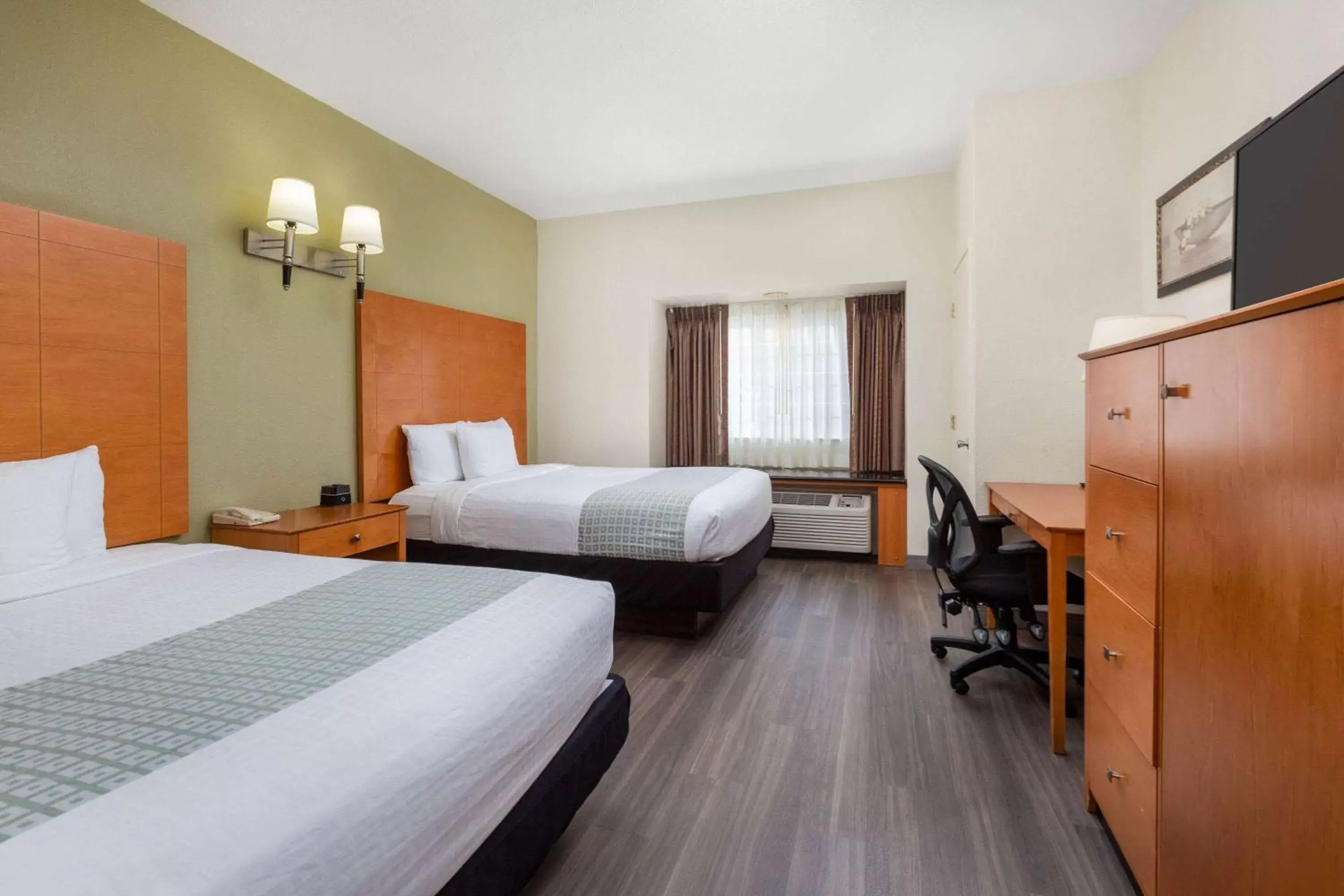 Photo of the whole room, Bed in La Quinta Inn & Suites by Wyndham Tulare