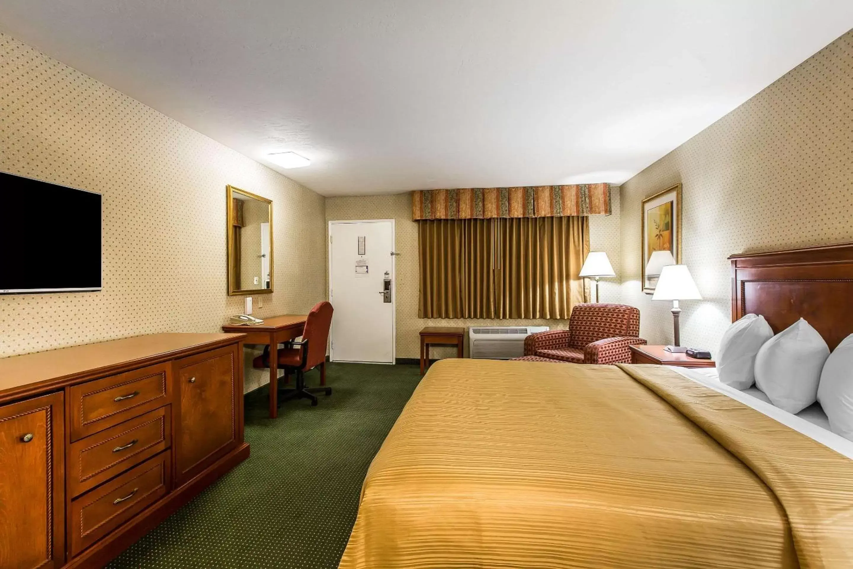 Photo of the whole room, TV/Entertainment Center in Quality Inn Near China Lake Naval Station