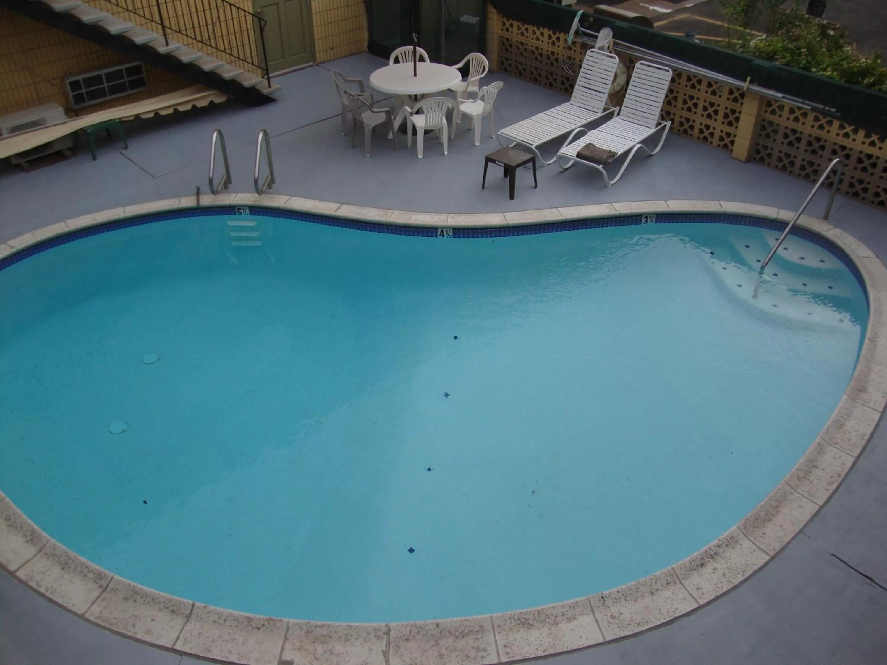 Swimming pool in Townhouse Inn and Suites