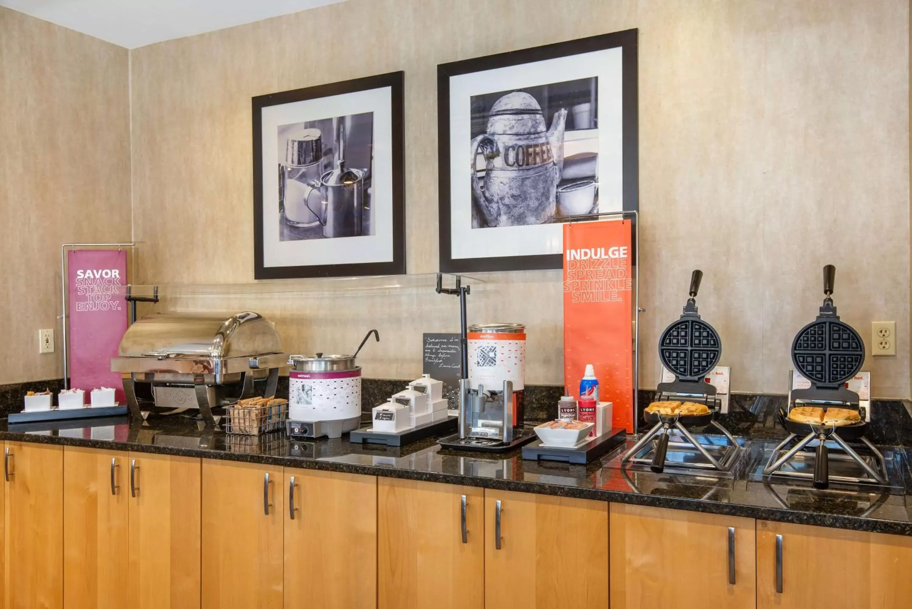 Dining area in Hampton Inn Wilkesboro