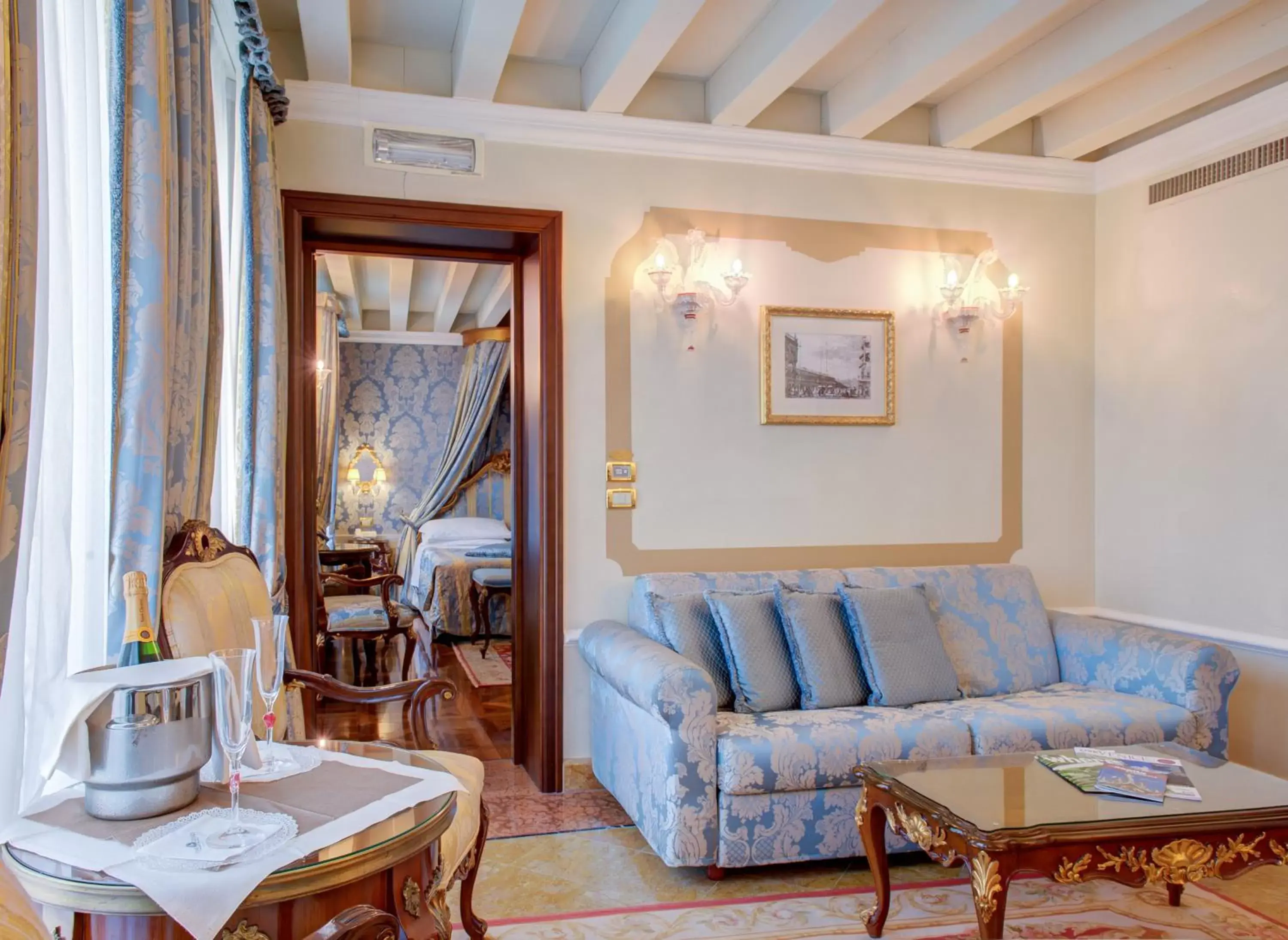 Photo of the whole room, Seating Area in Canal Grande