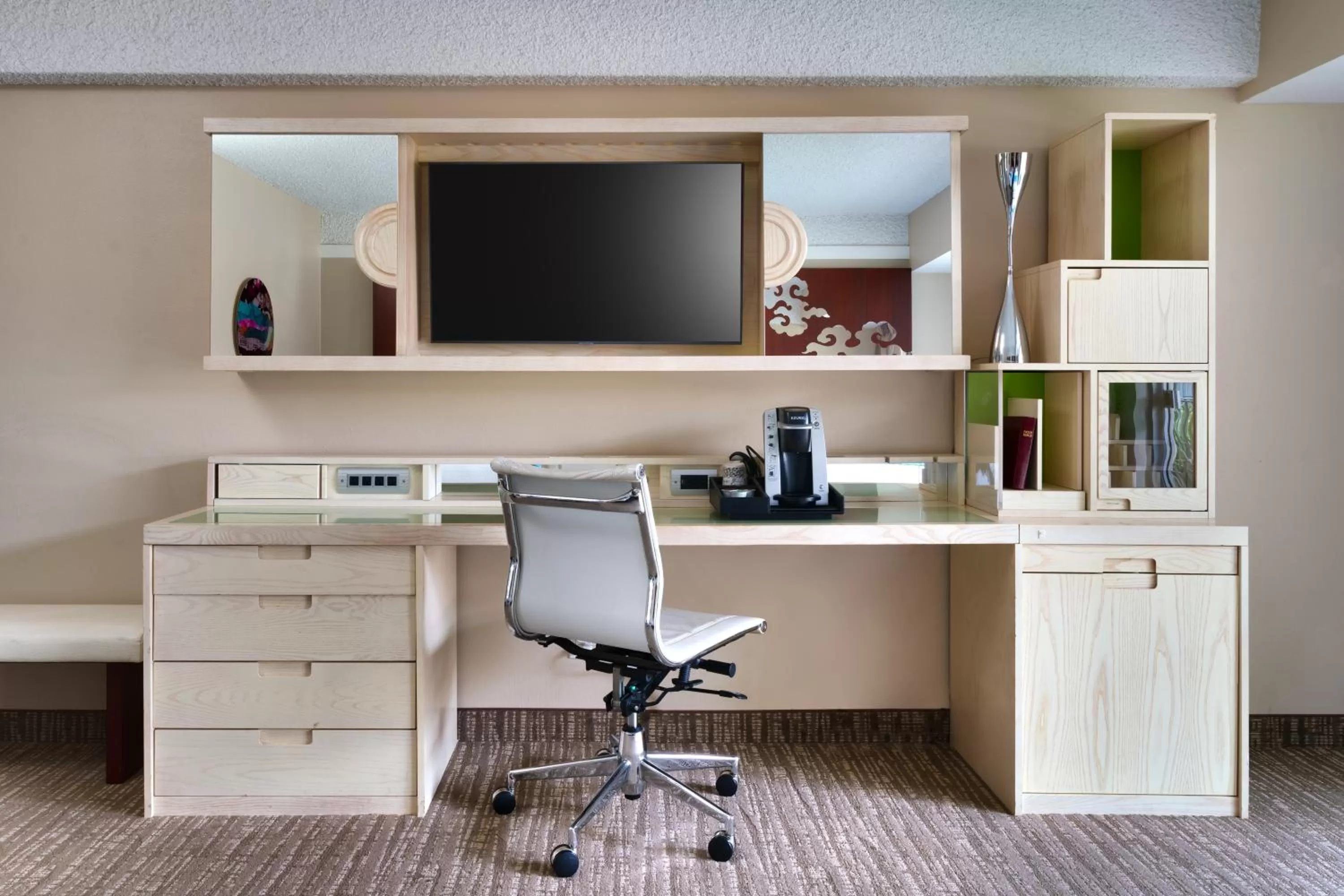 TV and multimedia in Atrium Hotel Orange County