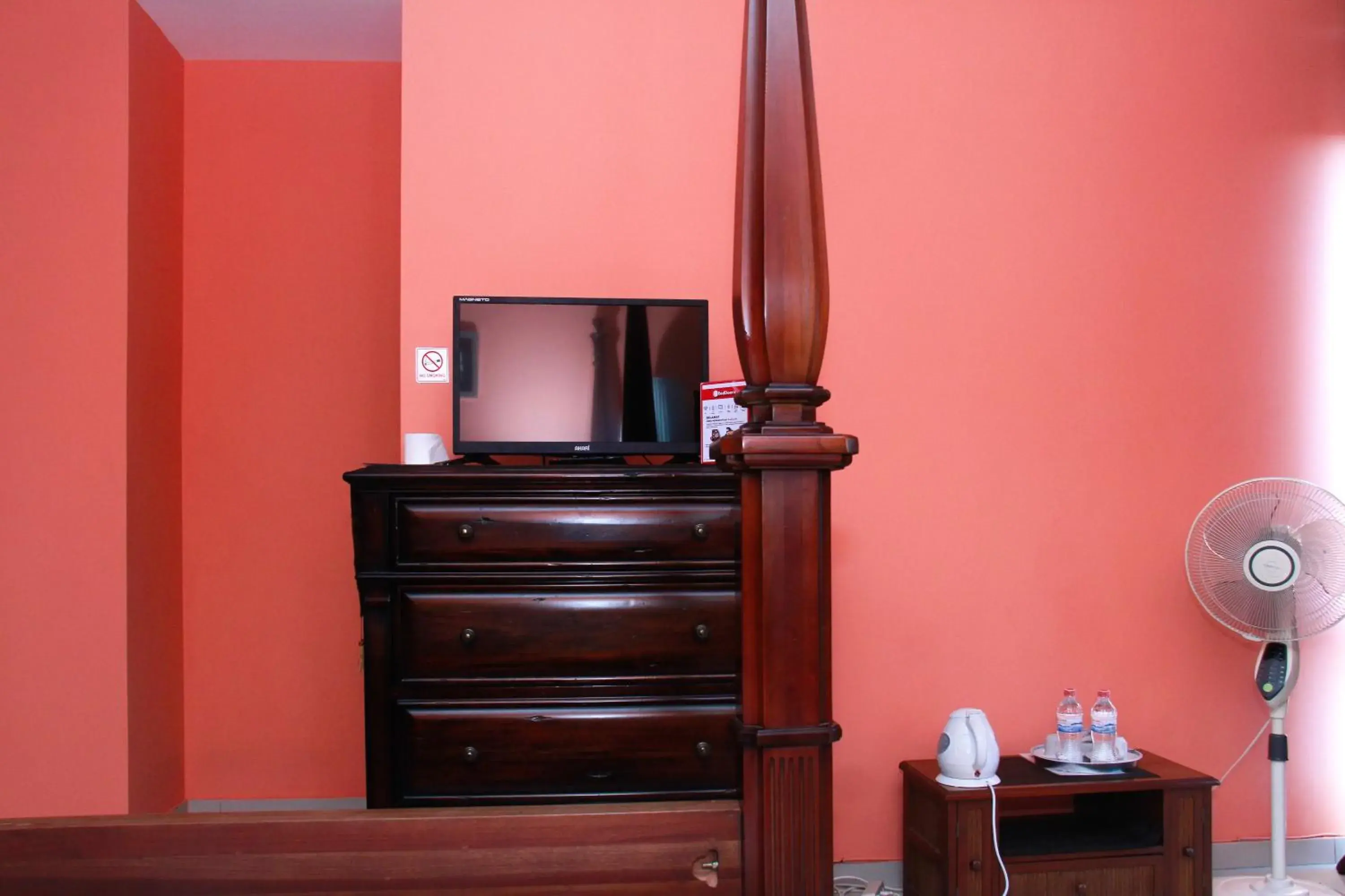 TV/Entertainment Center in RedDoorz @ Sersan Bajuri