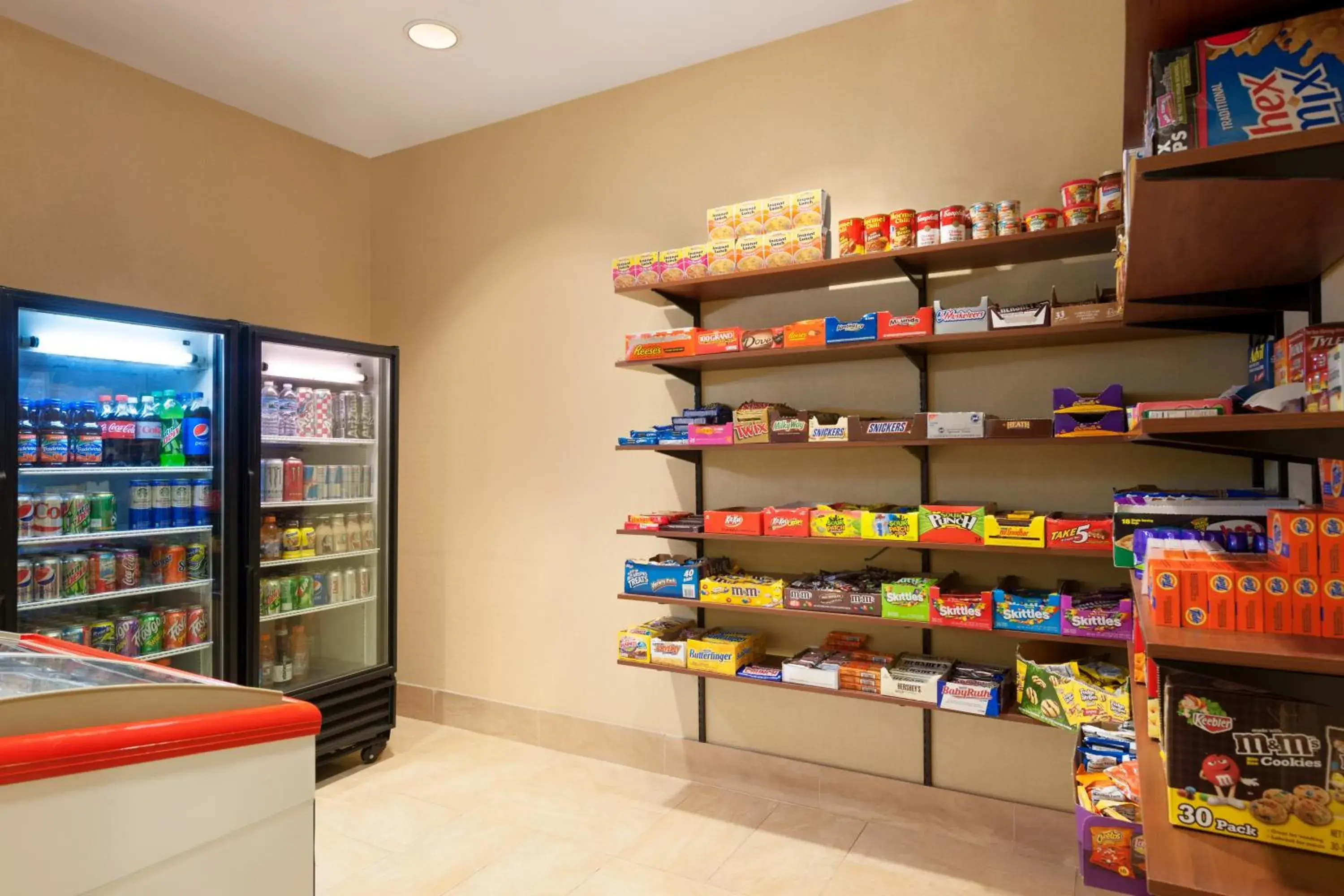 On-site shops, Supermarket/Shops in Country Inn & Suites by Radisson, Dearborn, MI