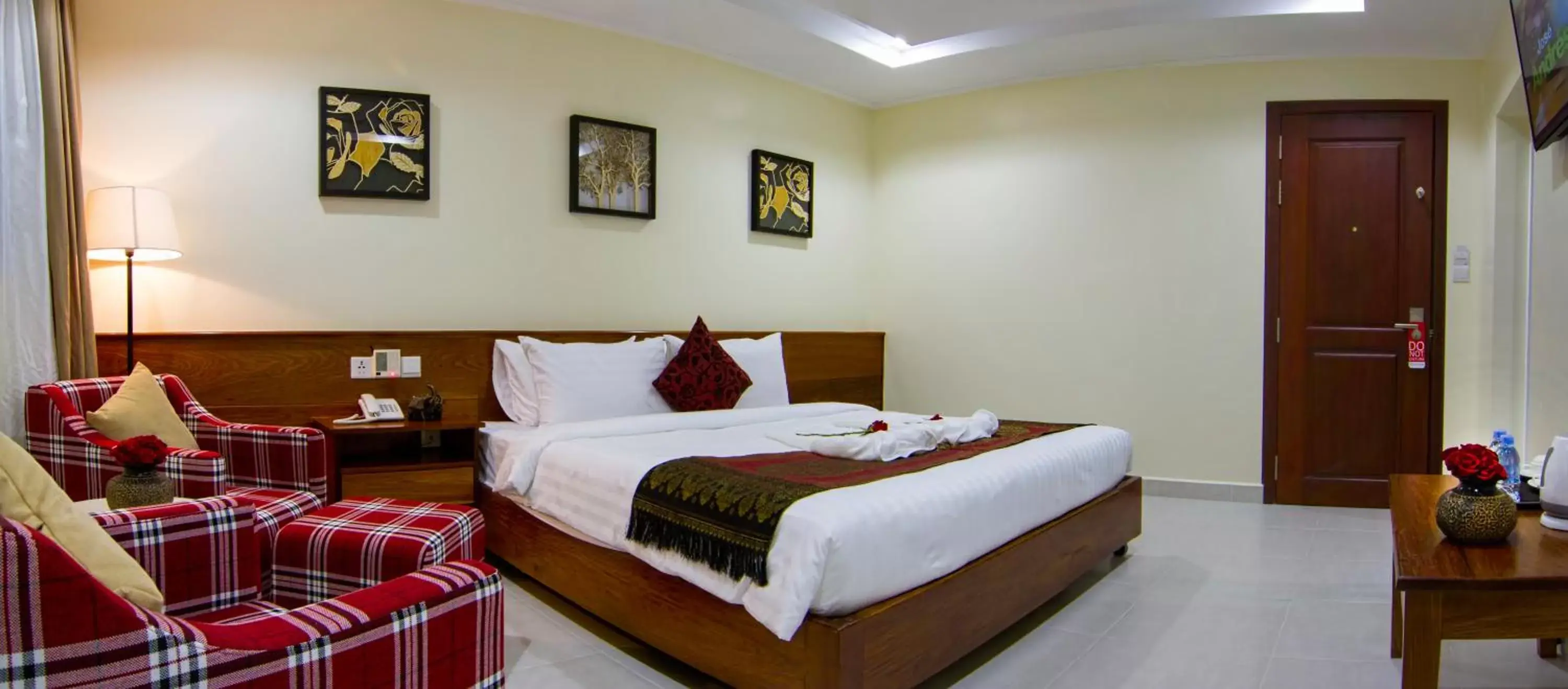 Coffee/tea facilities, Bed in Rose Emerald Hotel