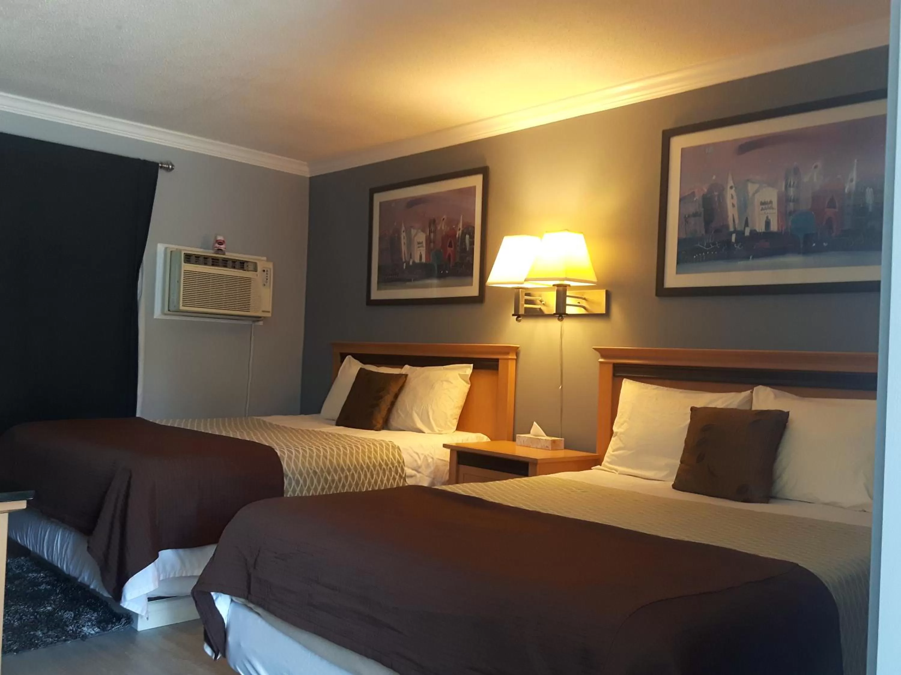 Photo of the whole room, Bed in Fuller Lake Chemainus Motel