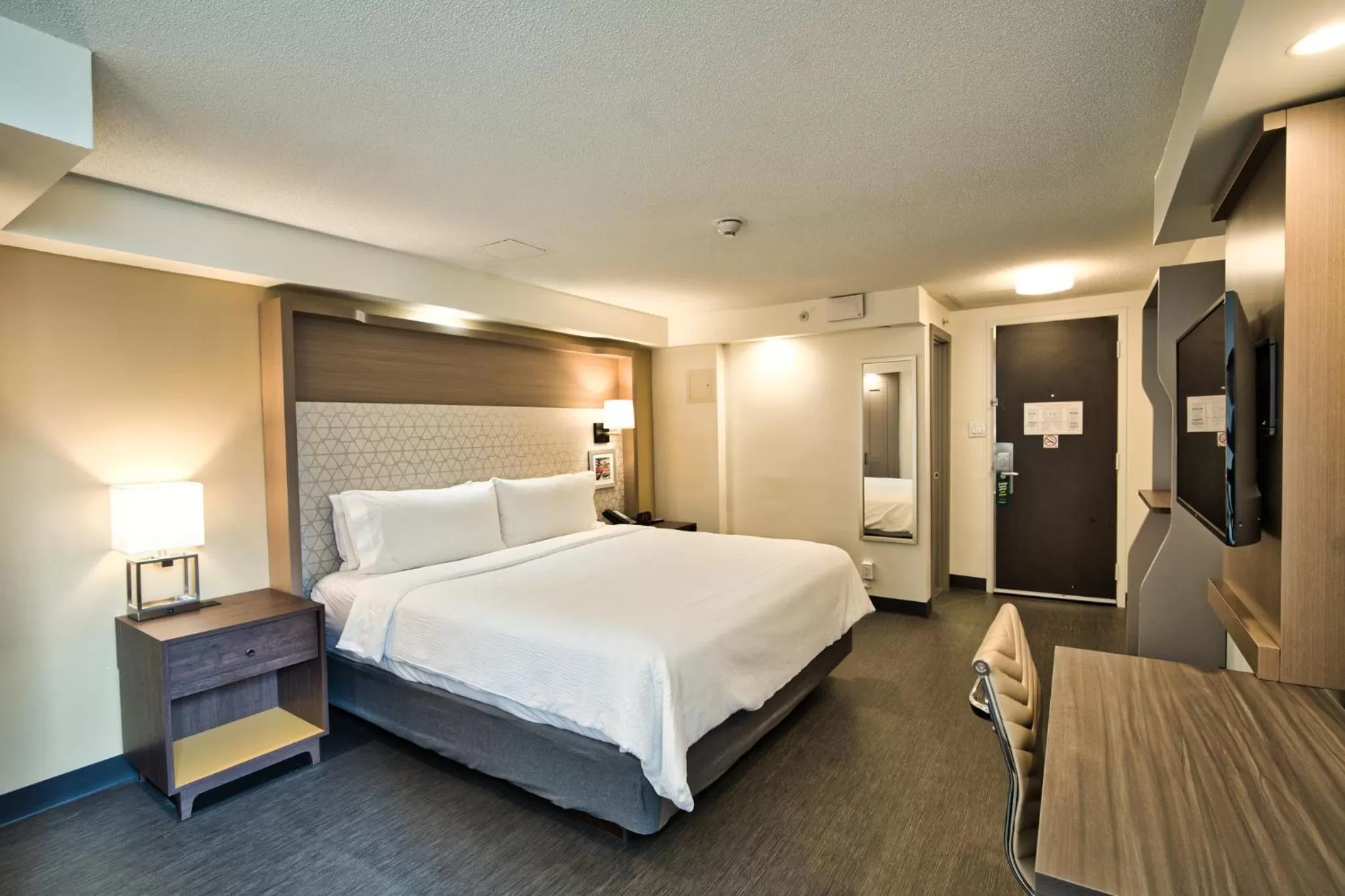Photo of the whole room, Bed in Holiday Inn Toronto Downtown Centre by IHG