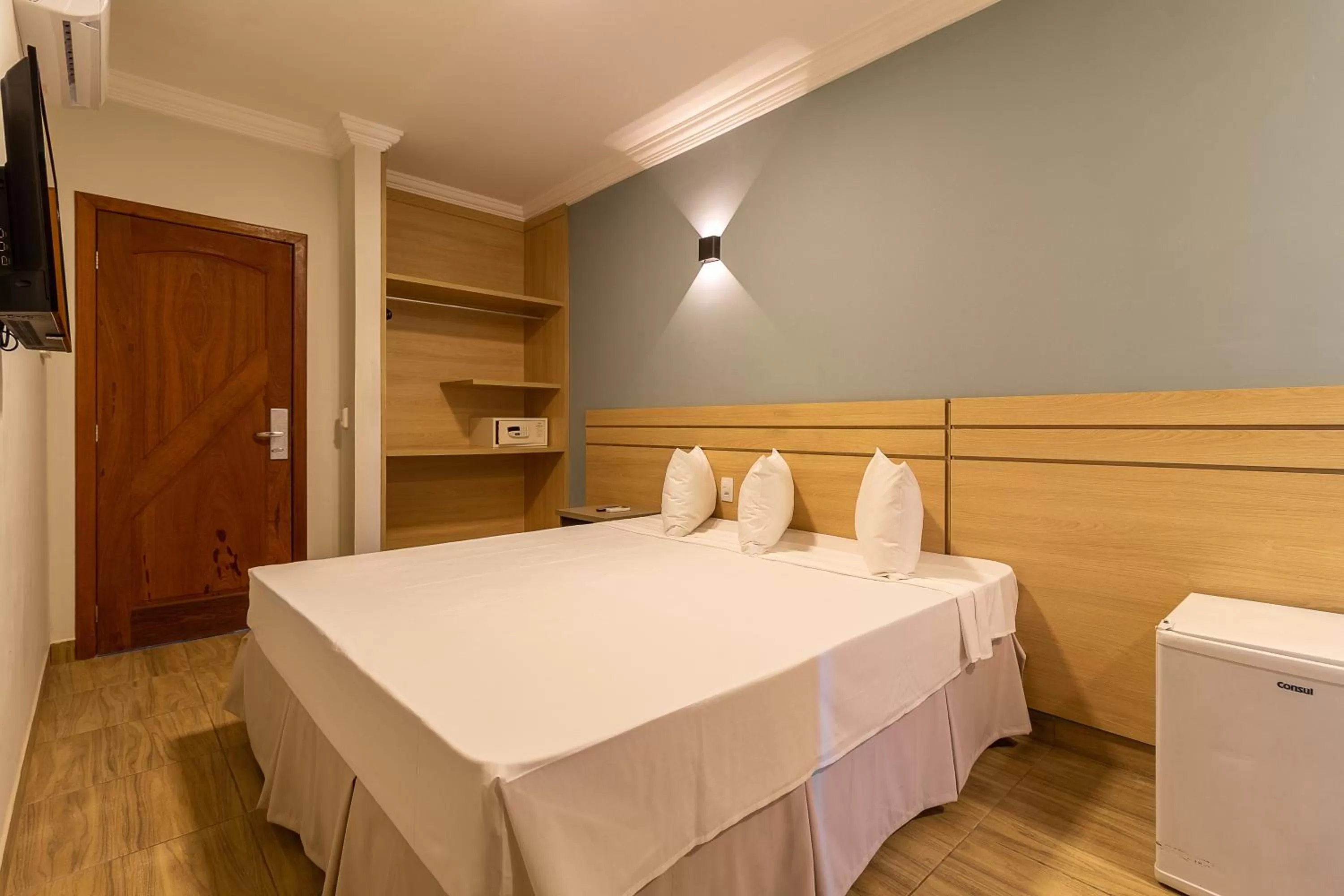 Photo of the whole room, Bed in Porto Mar Hotel