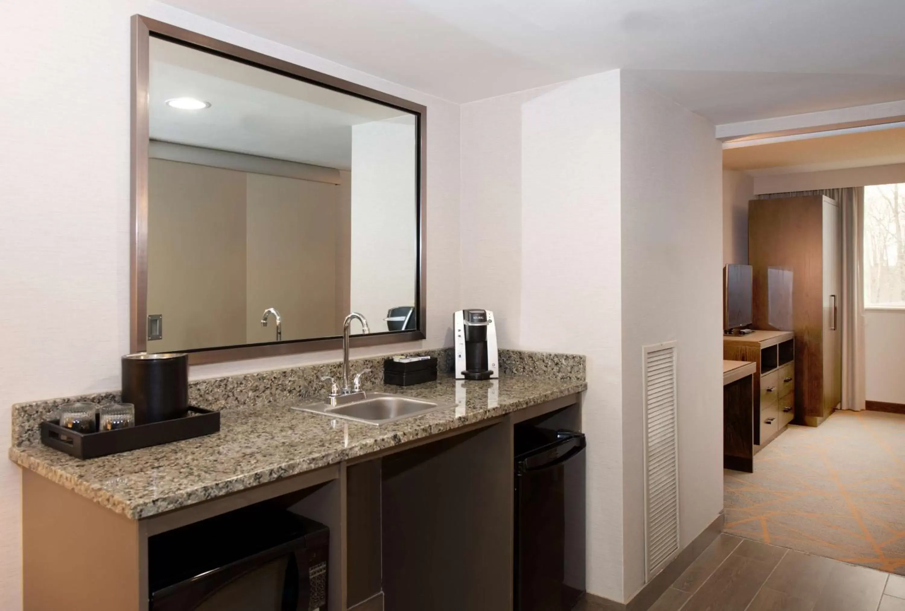 Kitchen or kitchenette, Bathroom in Embassy Suites by Hilton Cincinnati Northeast - Blue Ash