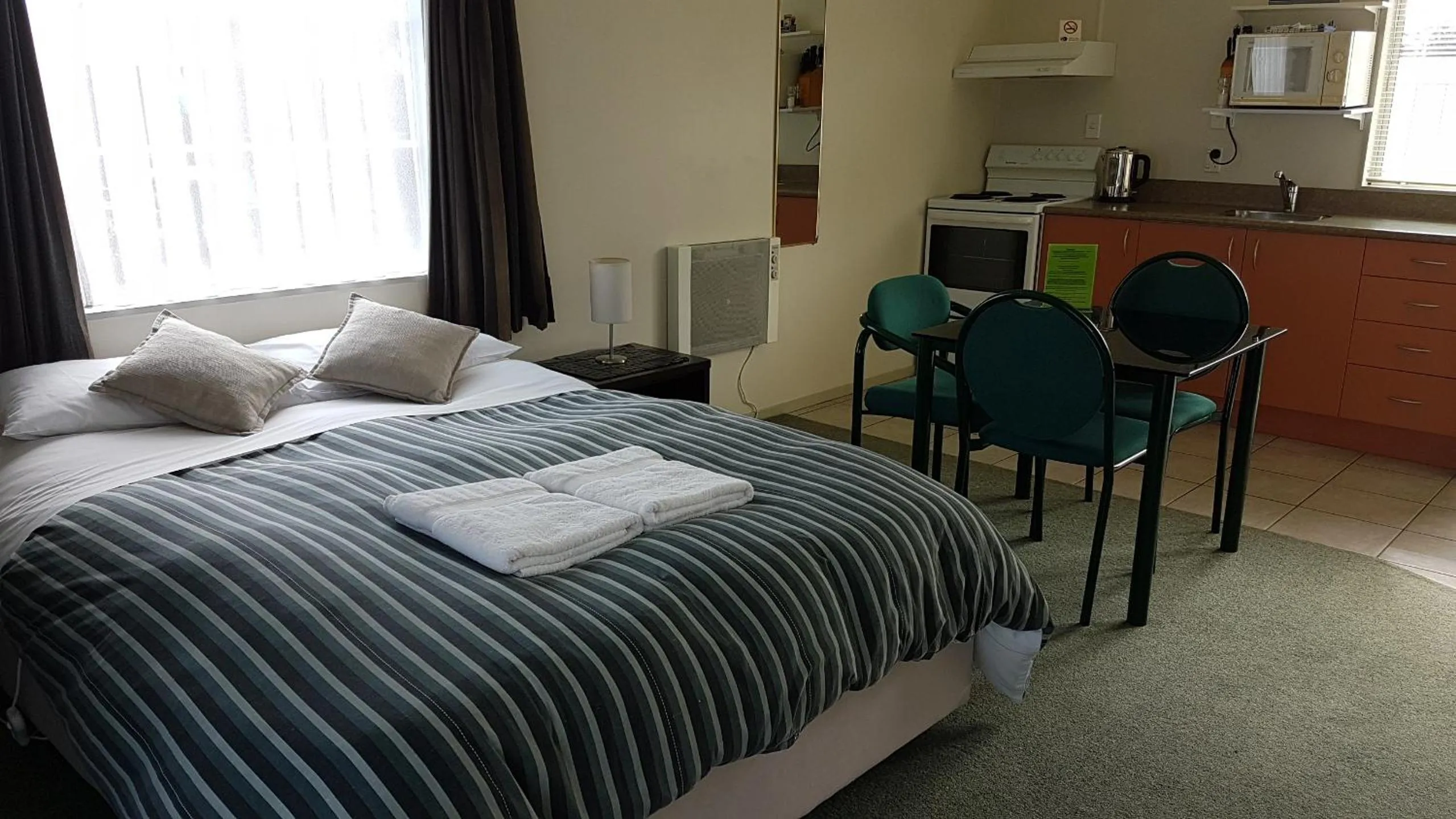 Living room, Bed in Blake Court Motel