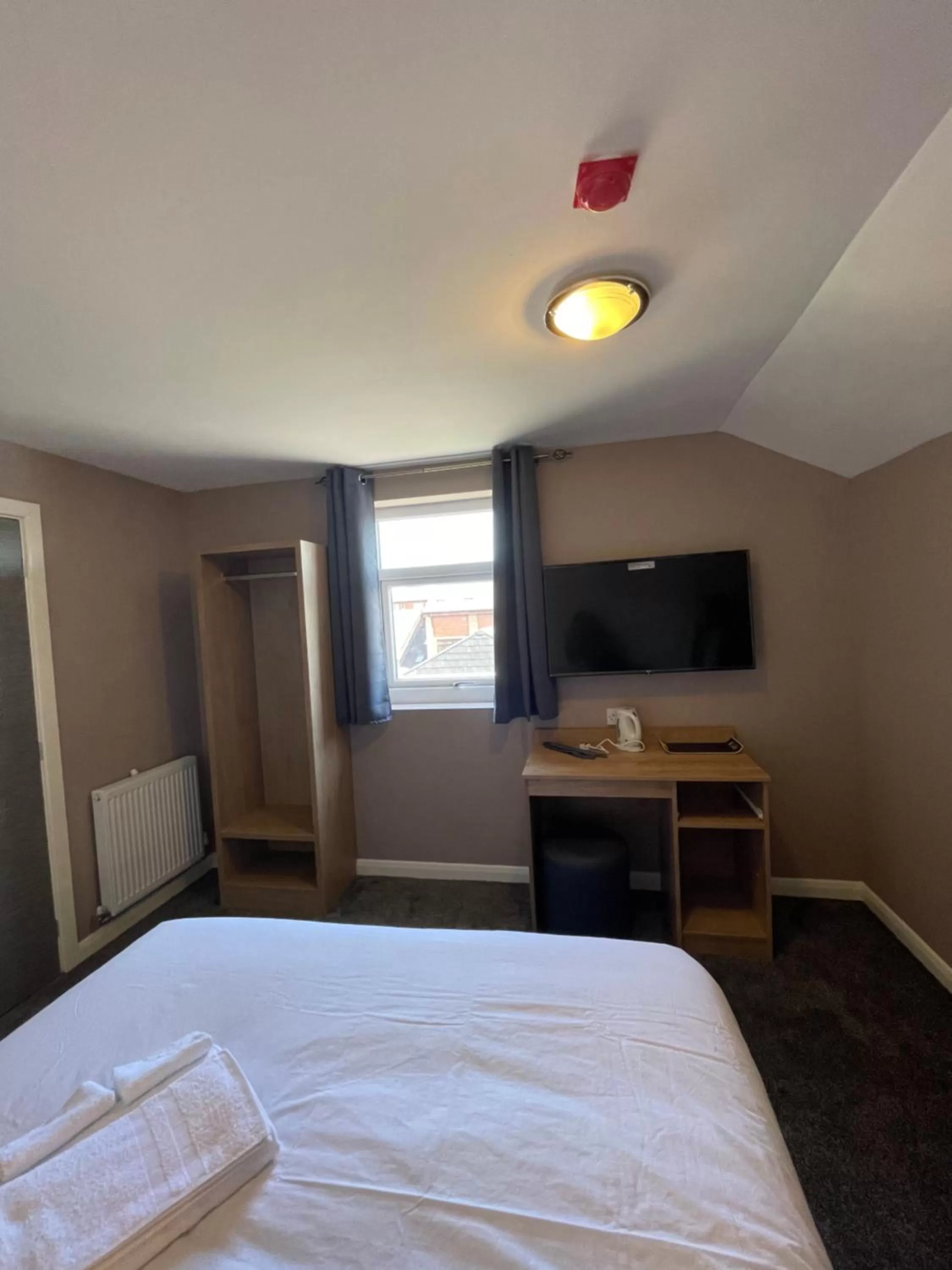 Communal lounge/ TV room, Bed in Tinapa Suites