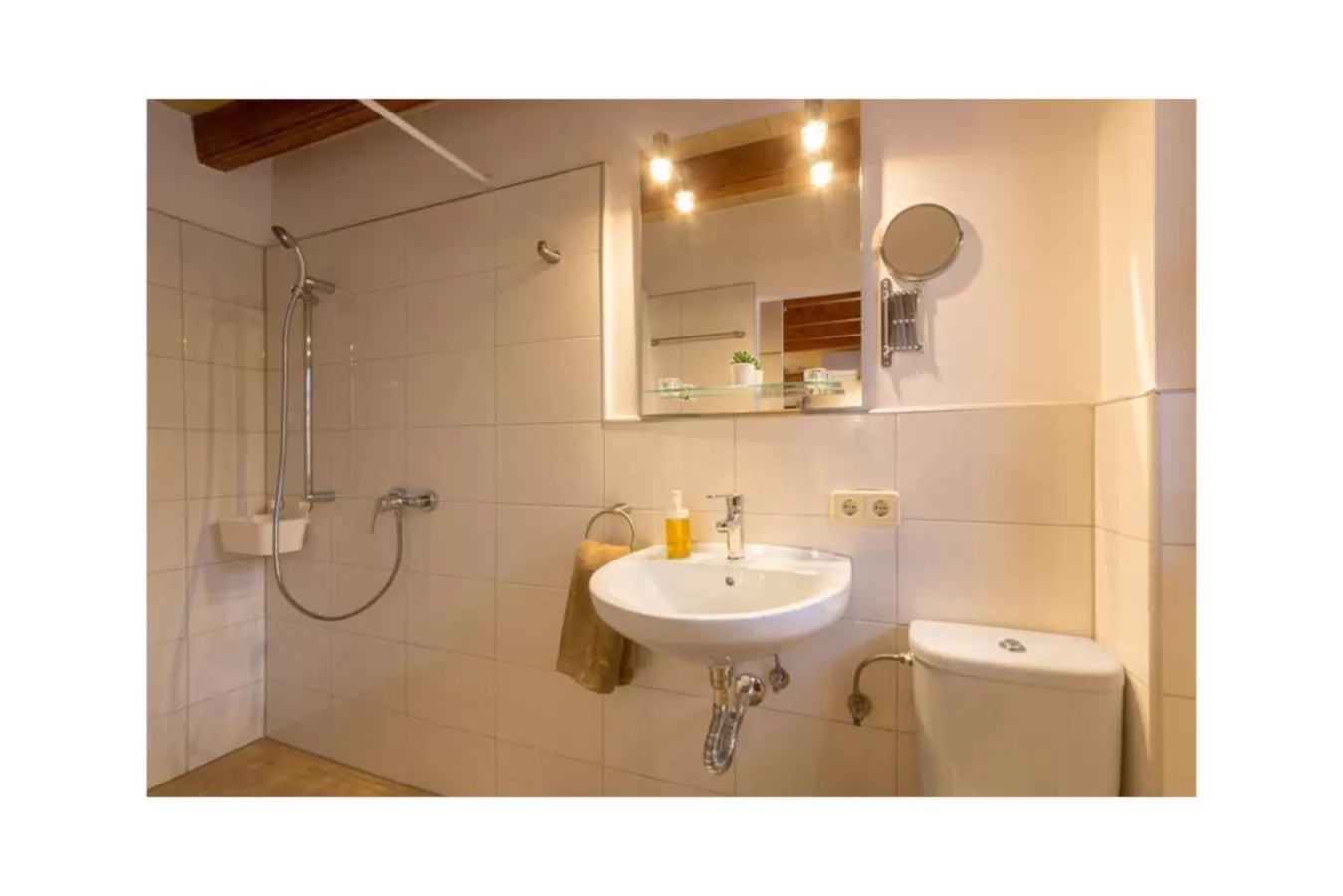 Shower, Bathroom in Boutique Hostal "Born53" im Stadtkern von Llucmajor, Mallorca