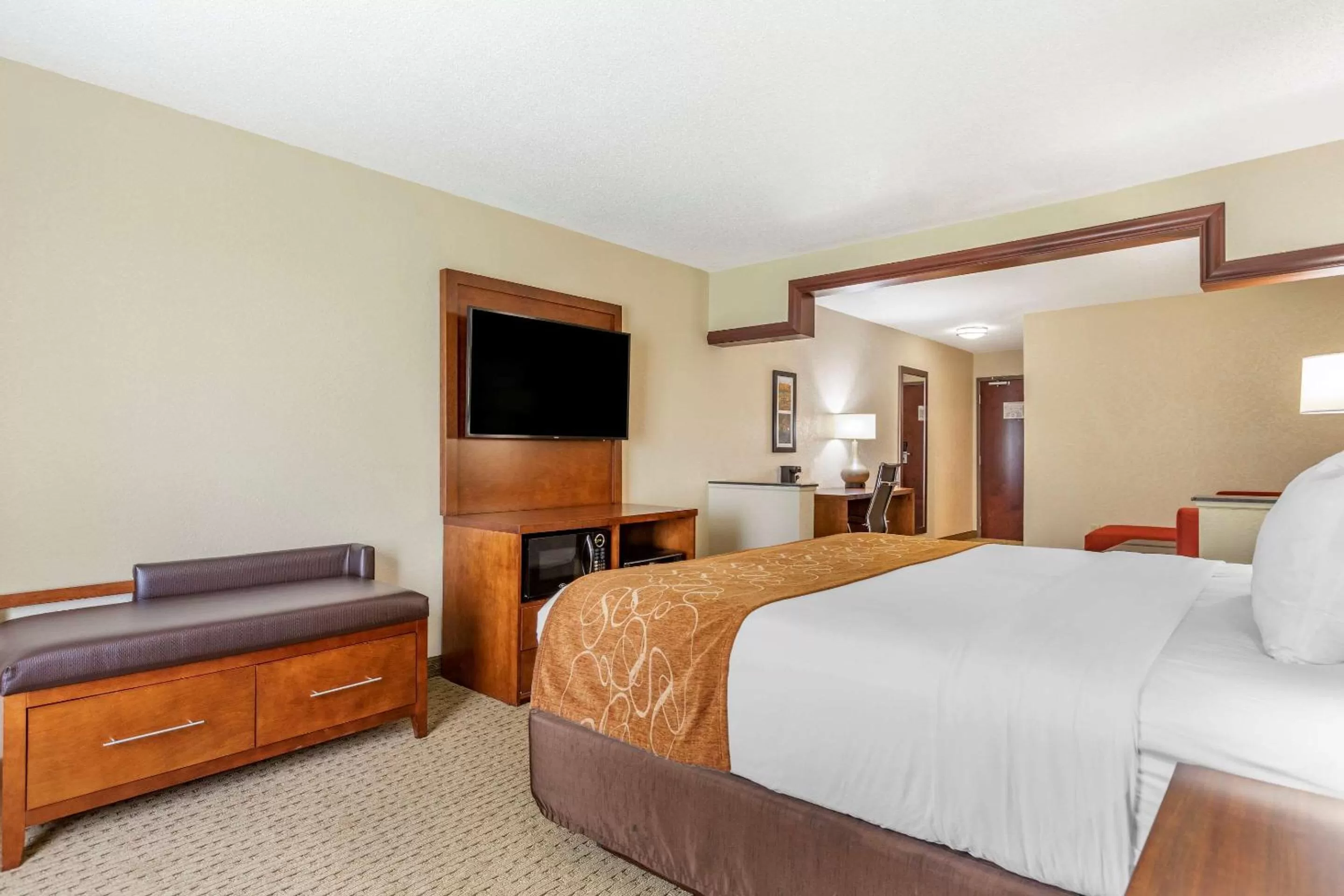 Photo of the whole room, Bed in Comfort Suites Grand Rapids North