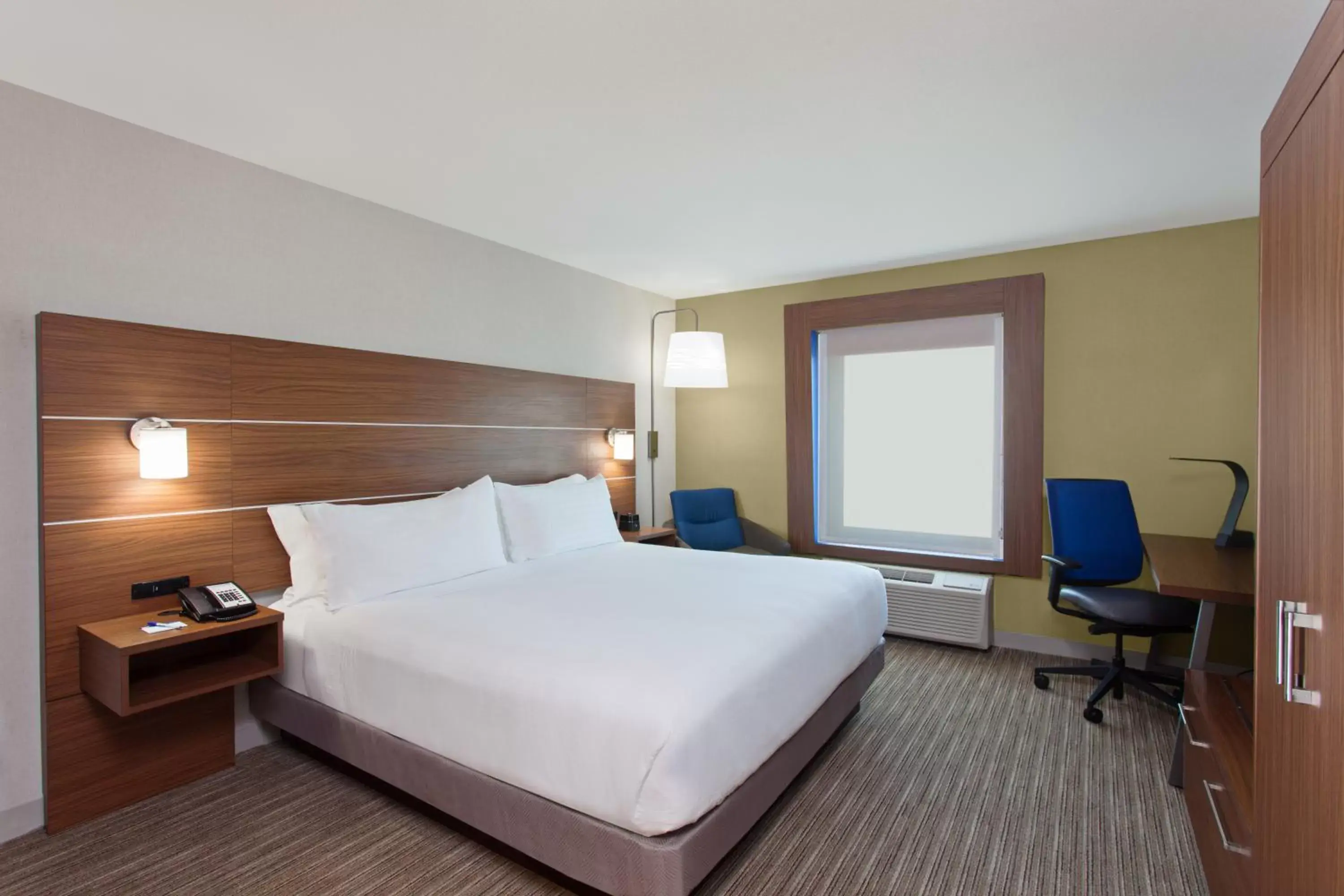 Bed in Holiday Inn Express West Los Angeles, an IHG Hotel