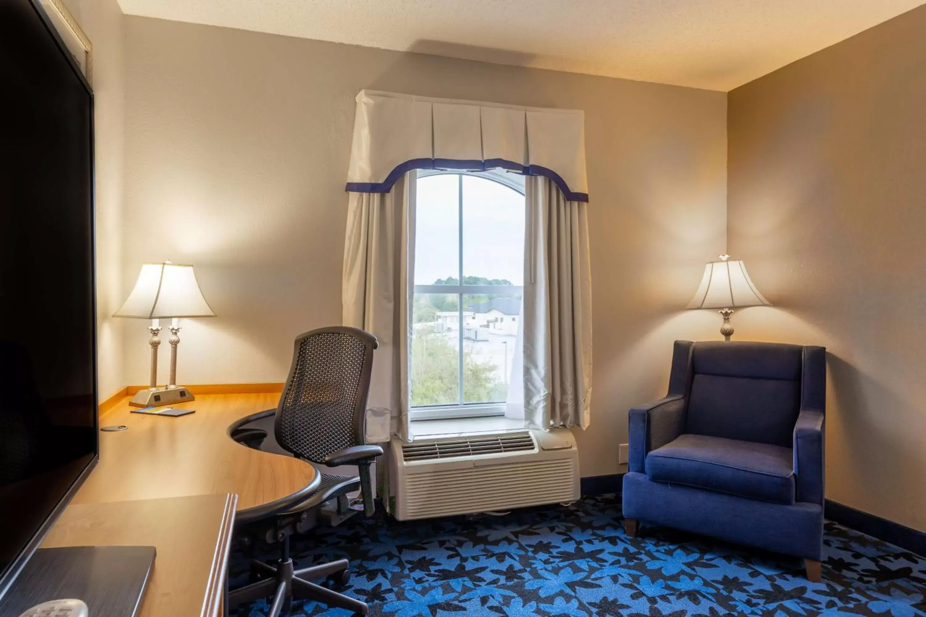 Bedroom, Seating Area in Hampton Inn & Suites Jacksonville Deerwood Park