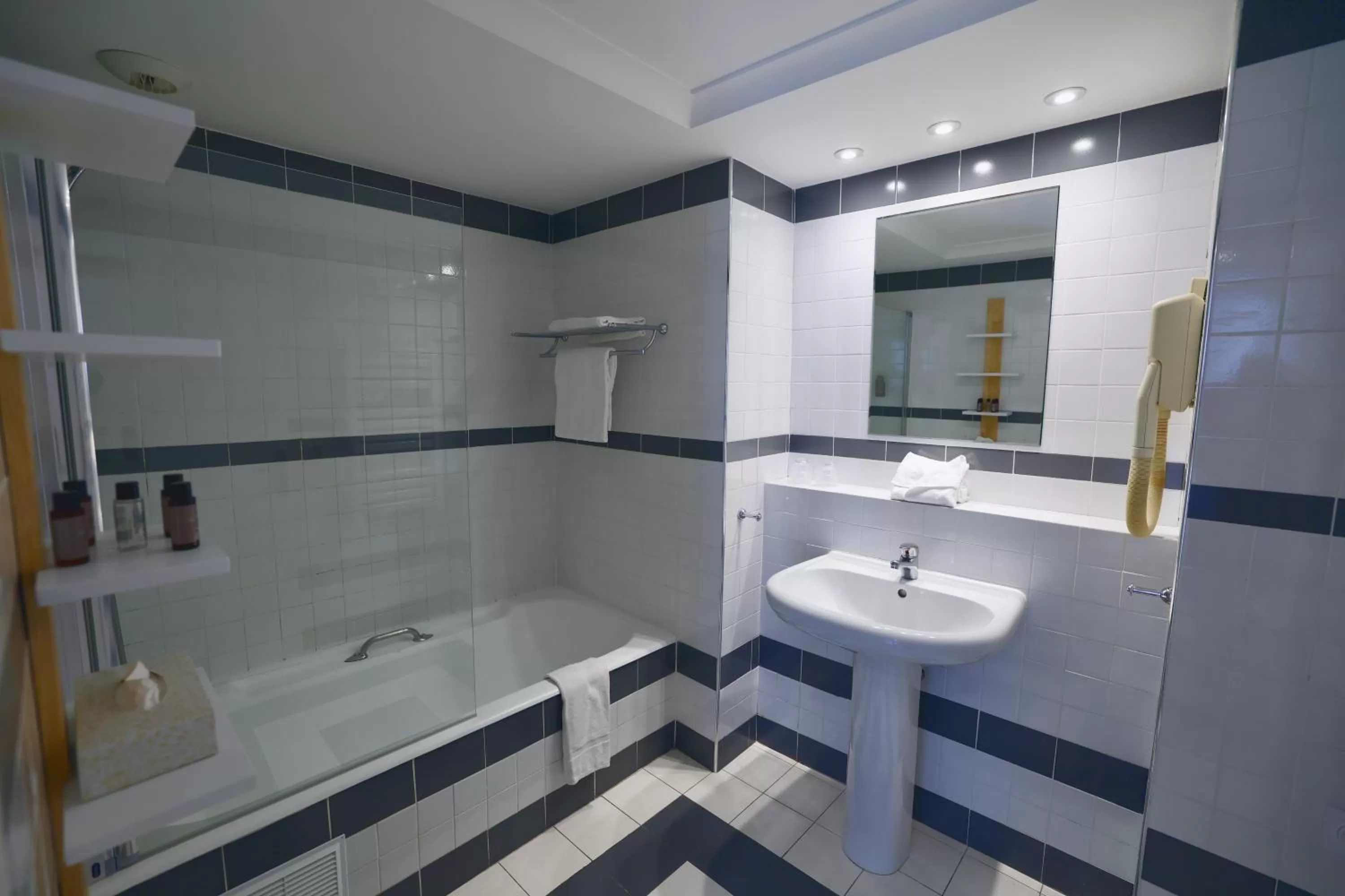 Bathroom in Résidence Carlton - Rénovée avec Piscine