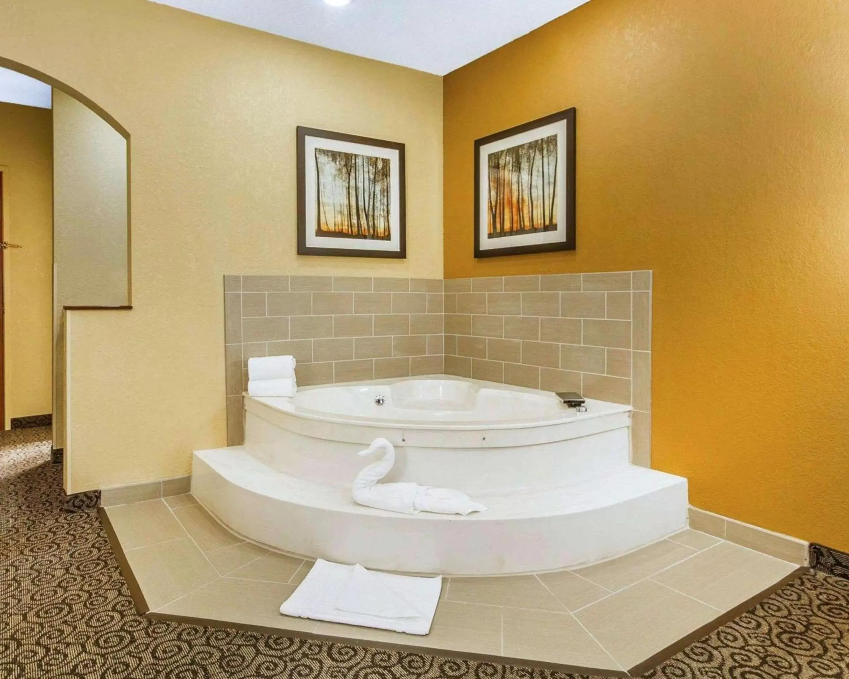Photo of the whole room, Bathroom in Comfort Suites
