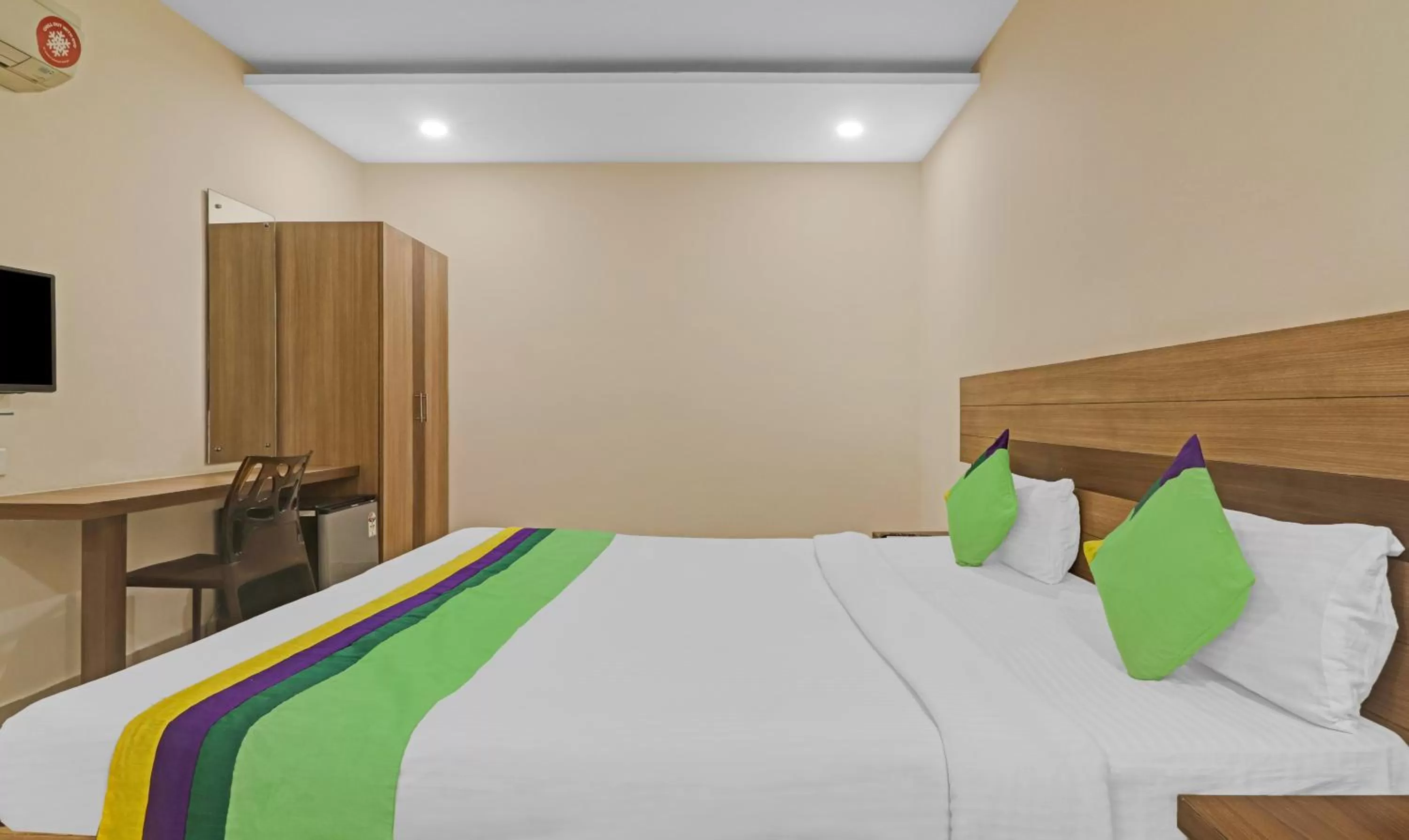 Bedroom, Bed in Treebo Pride Inn Botanica