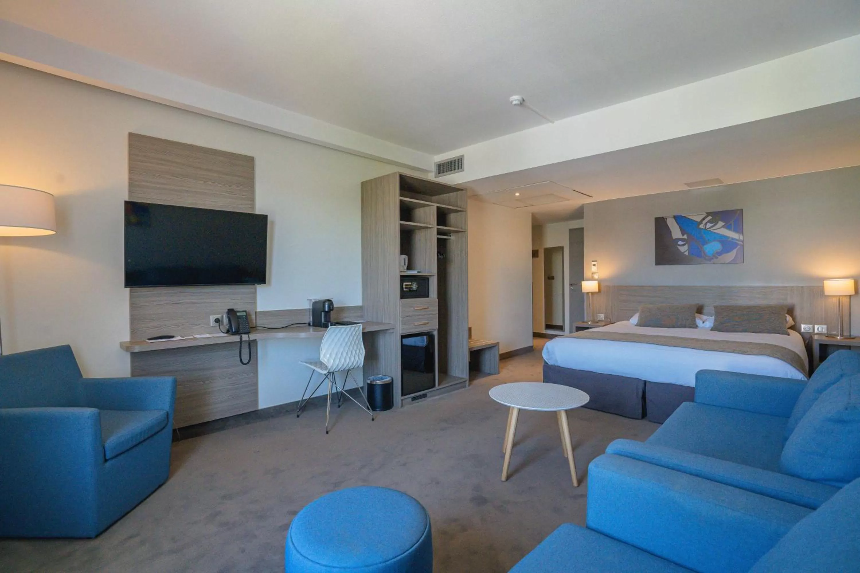 Property building, Bed in Best Western Linko Aubagne