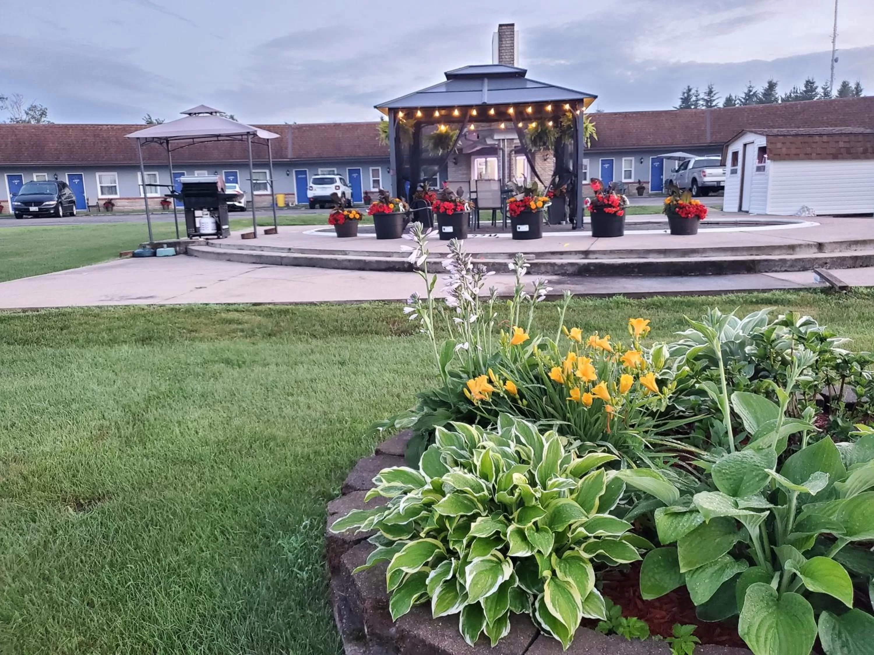 Property building in Knights Inn Colonial Fireside Inn