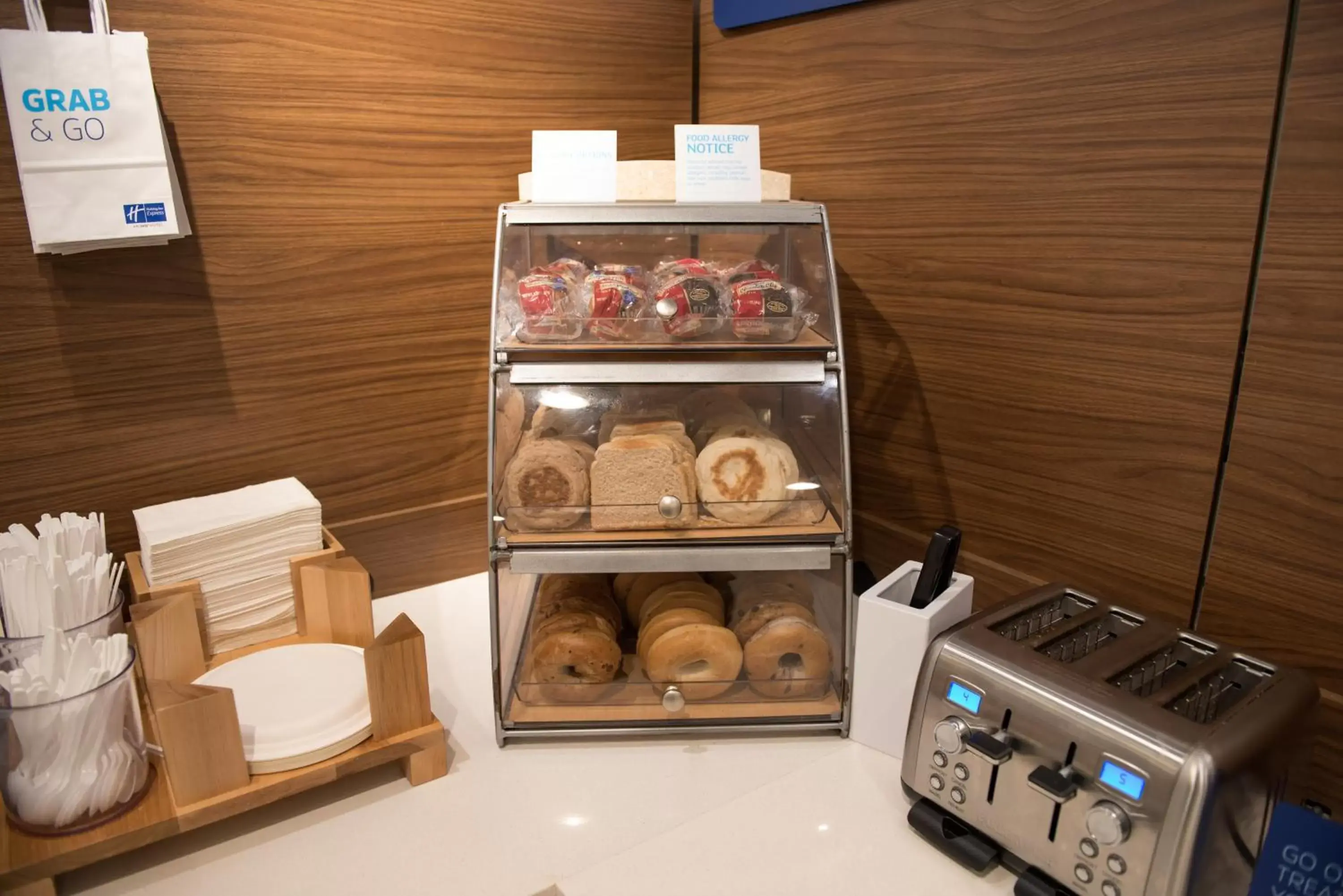 Breakfast in Holiday Inn Express Hotel & Suites Elkhart-South by IHG Breakfast in Holiday Inn Express Hotel & Suites Elkhart-South by IHG