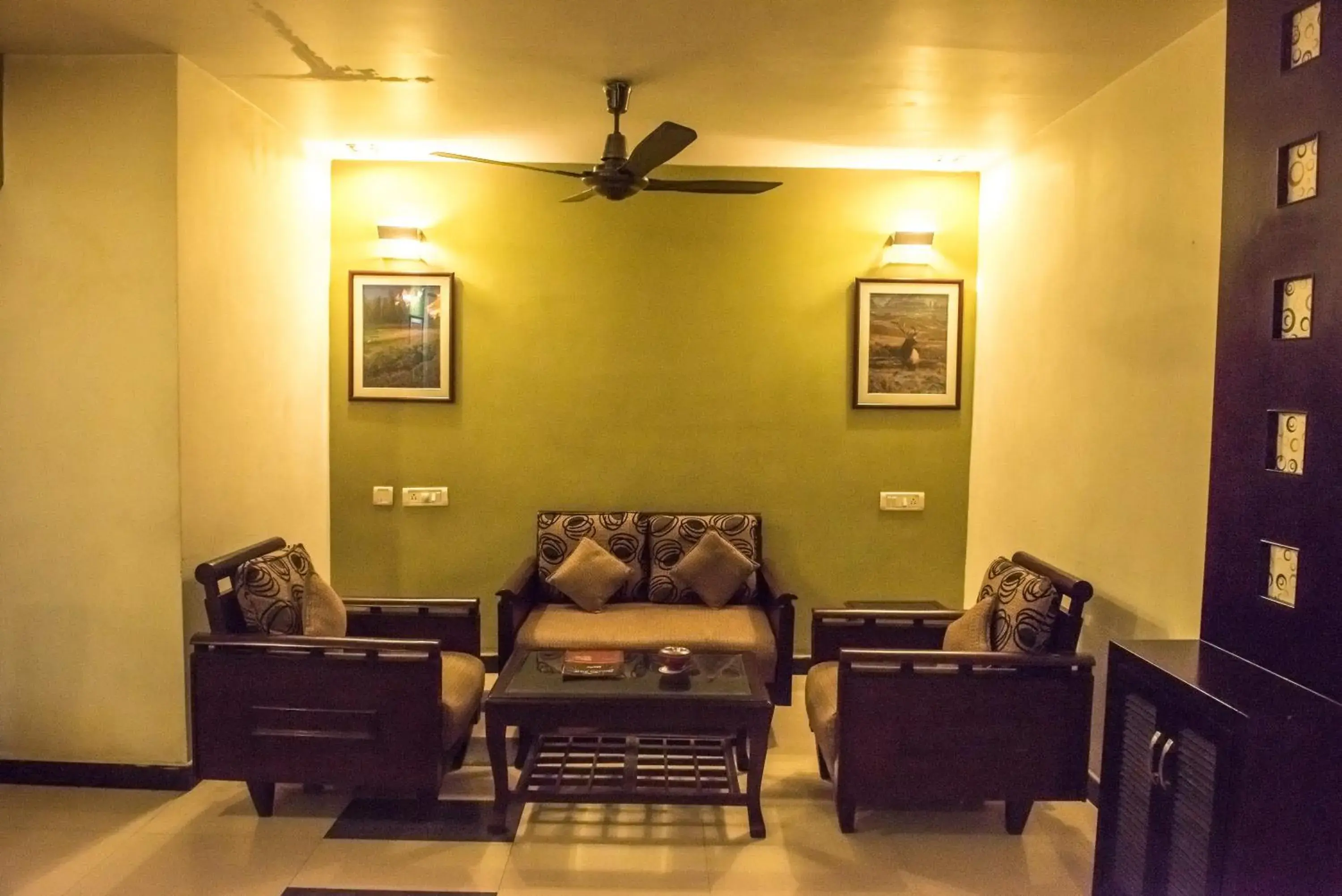 Living room, Seating Area in Hotel Pushpak