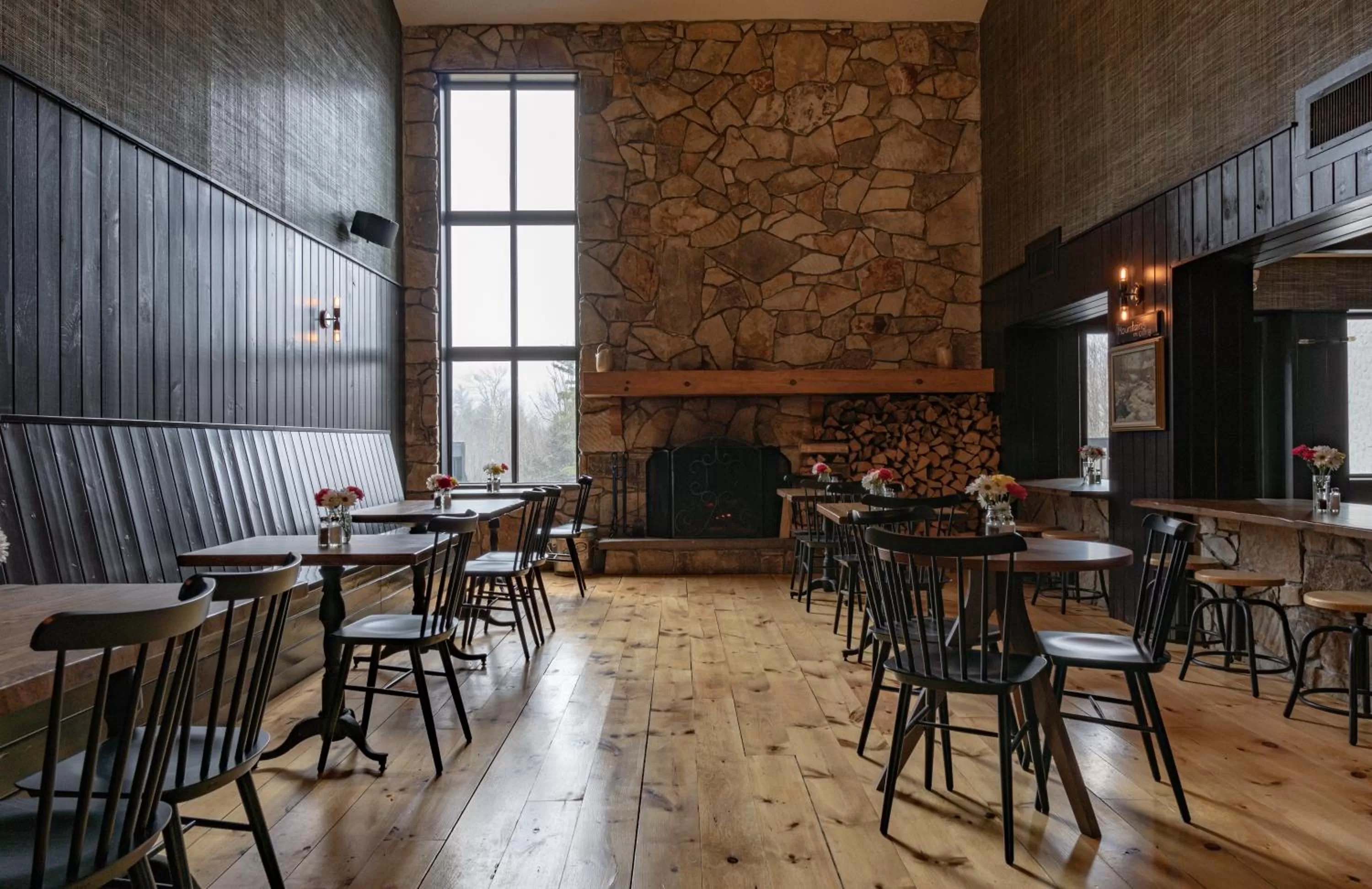 Restaurant/places to eat in Hunter Lodge, a Bluebird by Lark