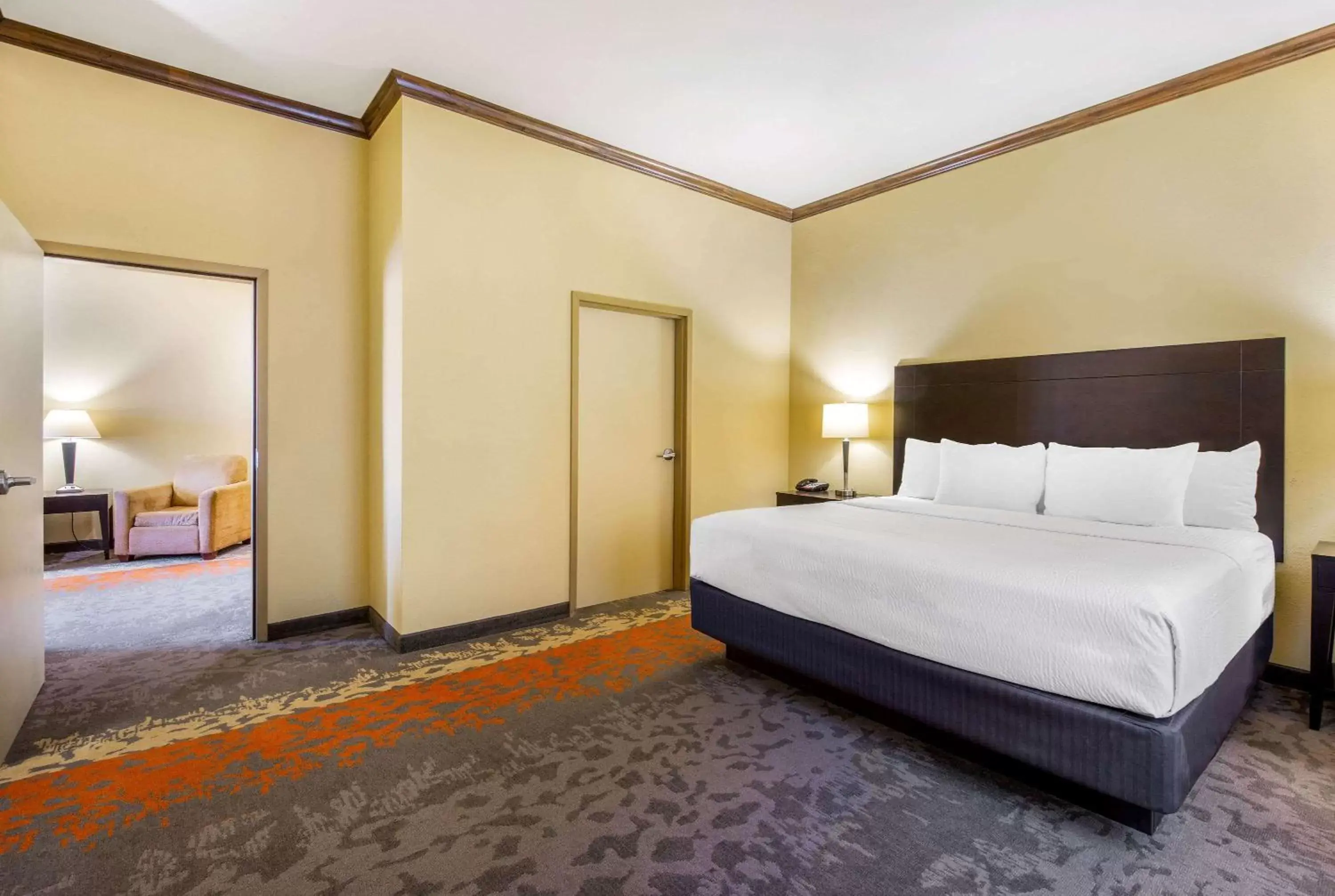 Photo of the whole room, Bed in La Quinta Inn & Suites by Wyndham Eastland