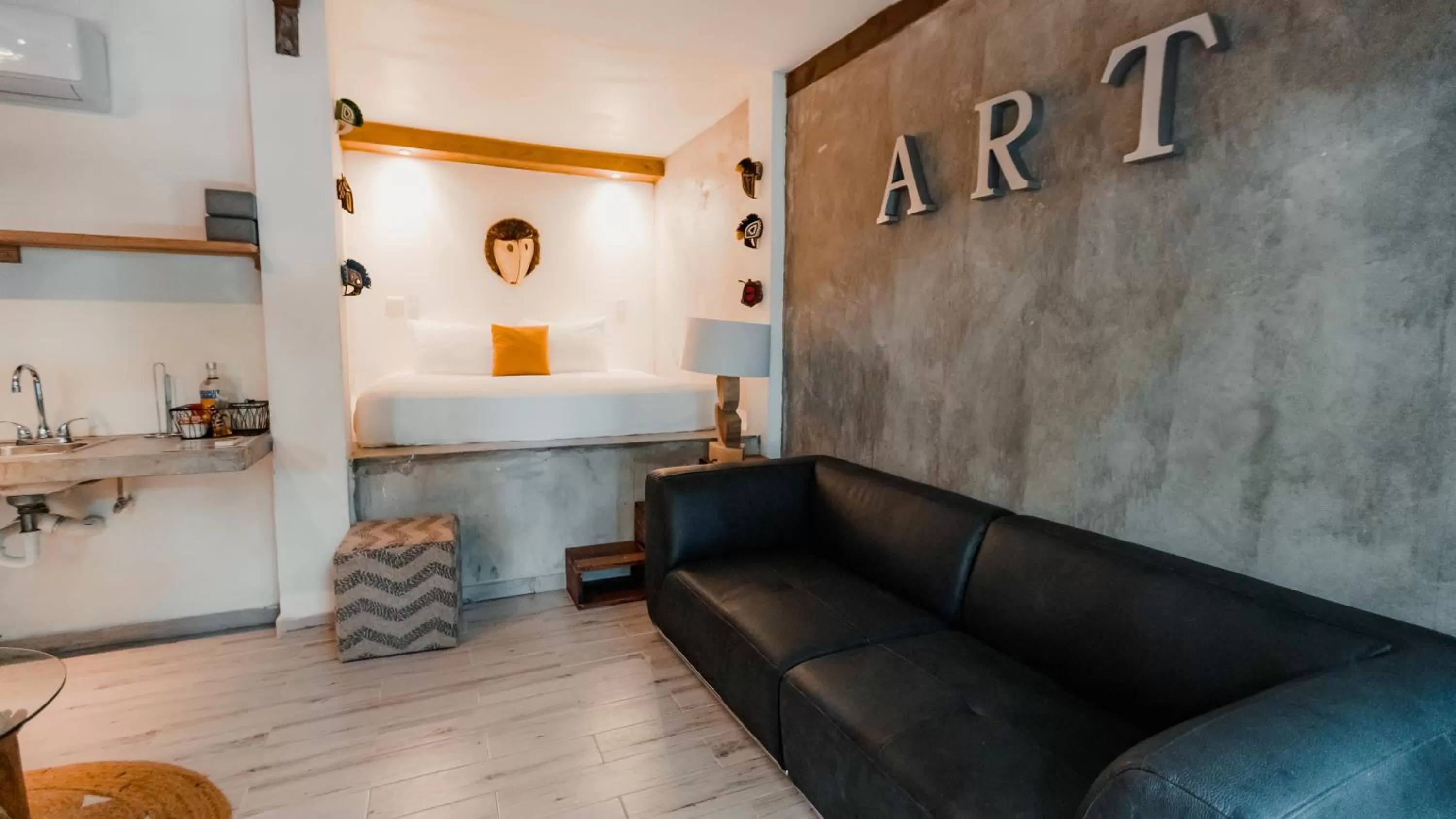 Living room in Saboga Lodge