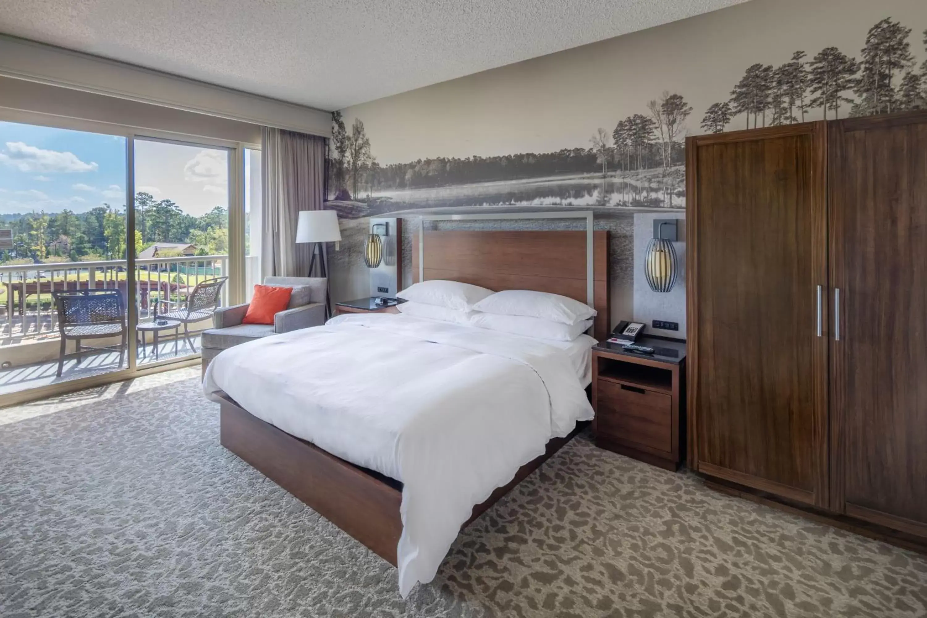 Photo of the whole room, Bed in Auburn Marriott Opelika Resort & Spa at Grand National