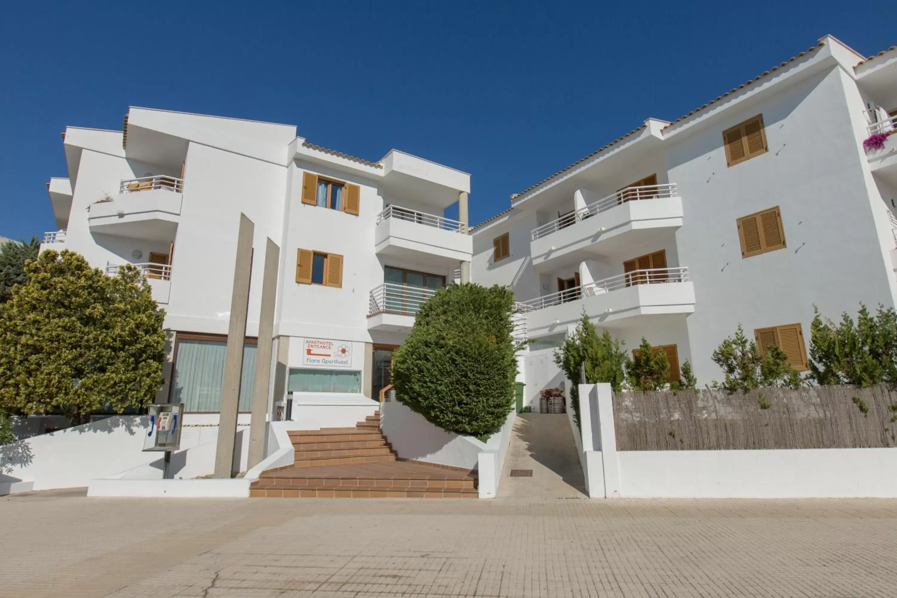 Facade/entrance, Property Building in Aparthotel Flora