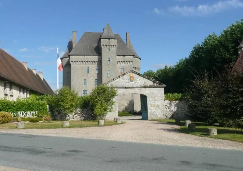 Property Building in Château De Saint-Maixant