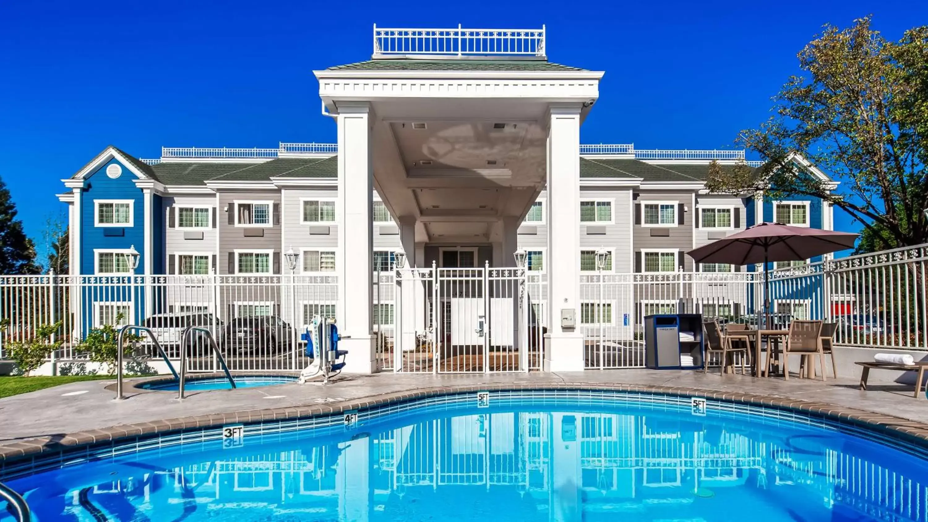 Property building, Swimming Pool in Best Western Paradise Hotel