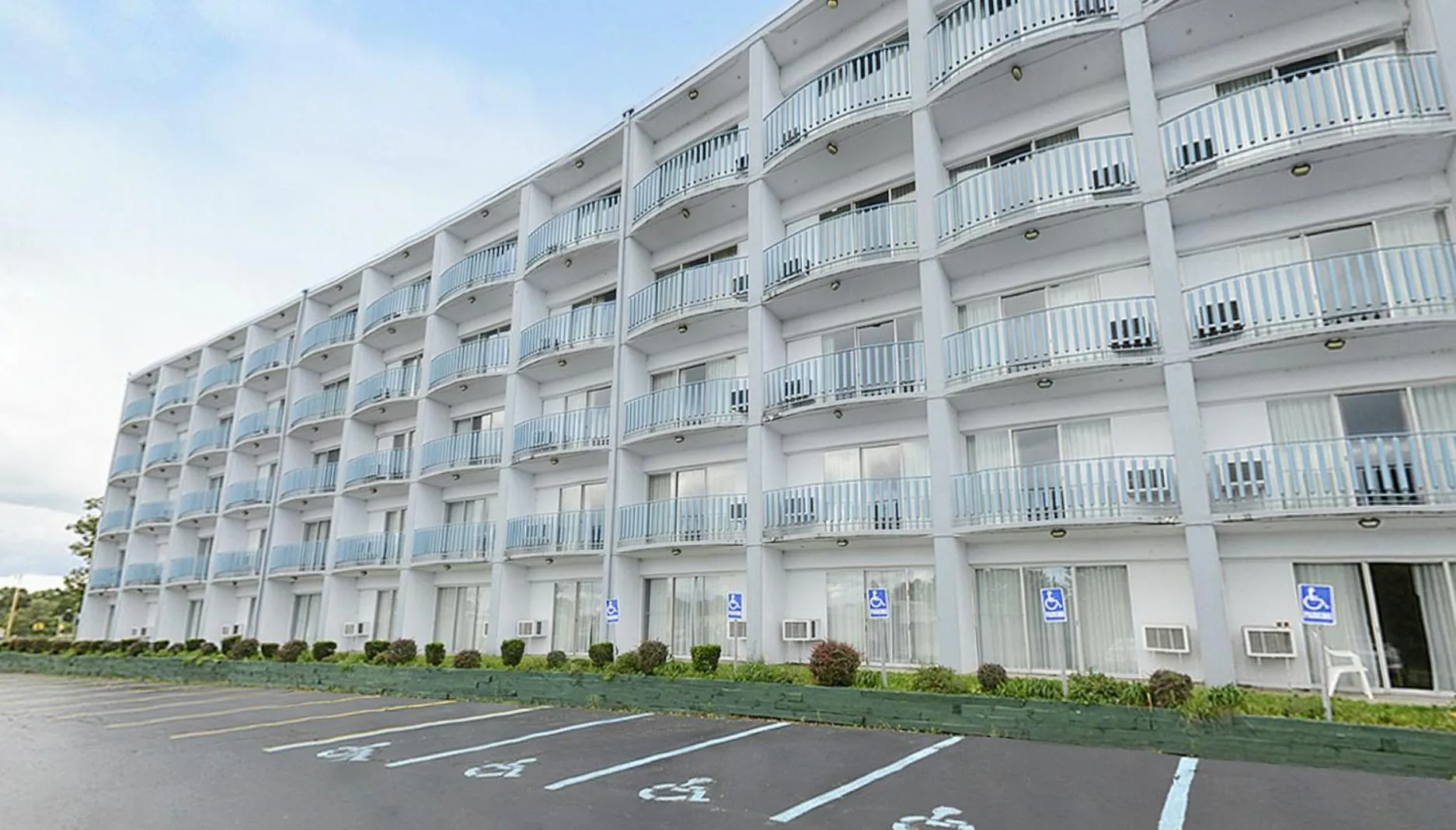 Property building in Howard Johnson by Wyndham Saint Joseph Benton Harbor