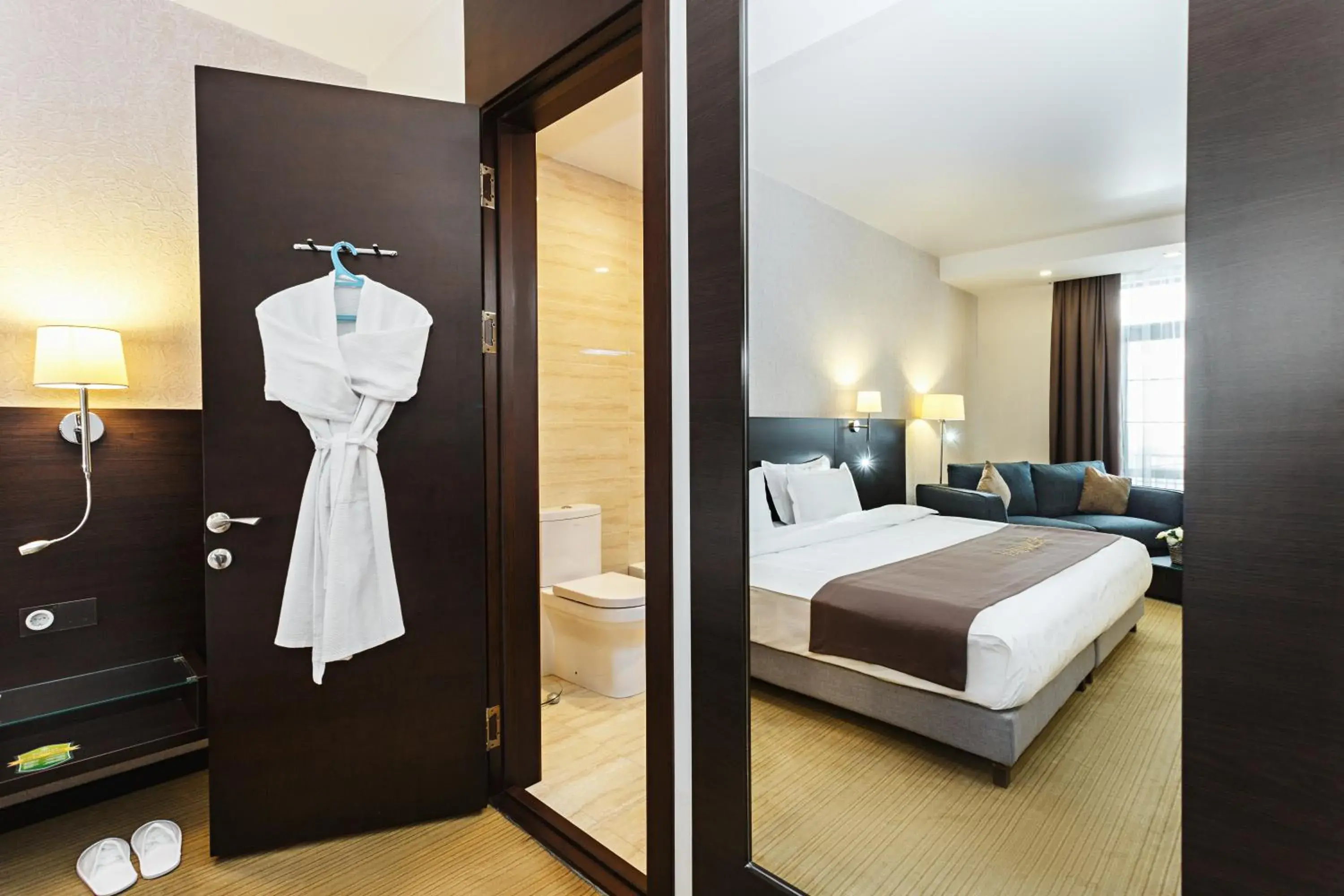 Bathroom, Bed in Solutel Hotel