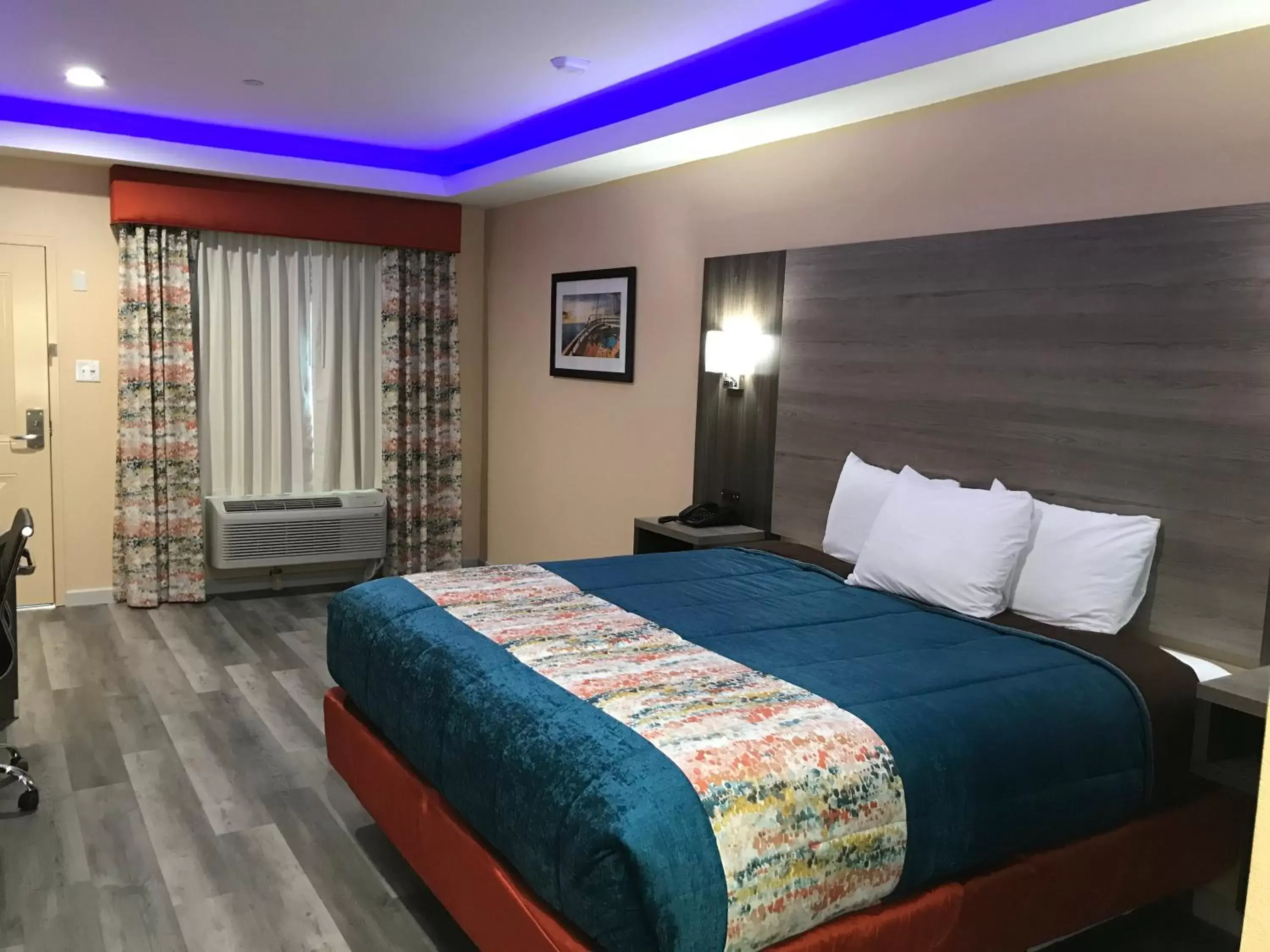 Bed in Scottish Inn & Suites Houston Willowbrook