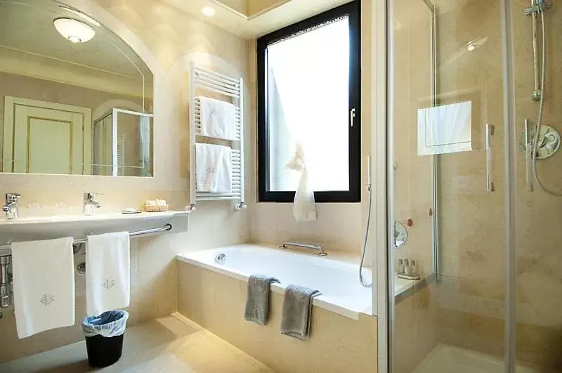 Shower, Bathroom in Hotel Colomba d'Oro