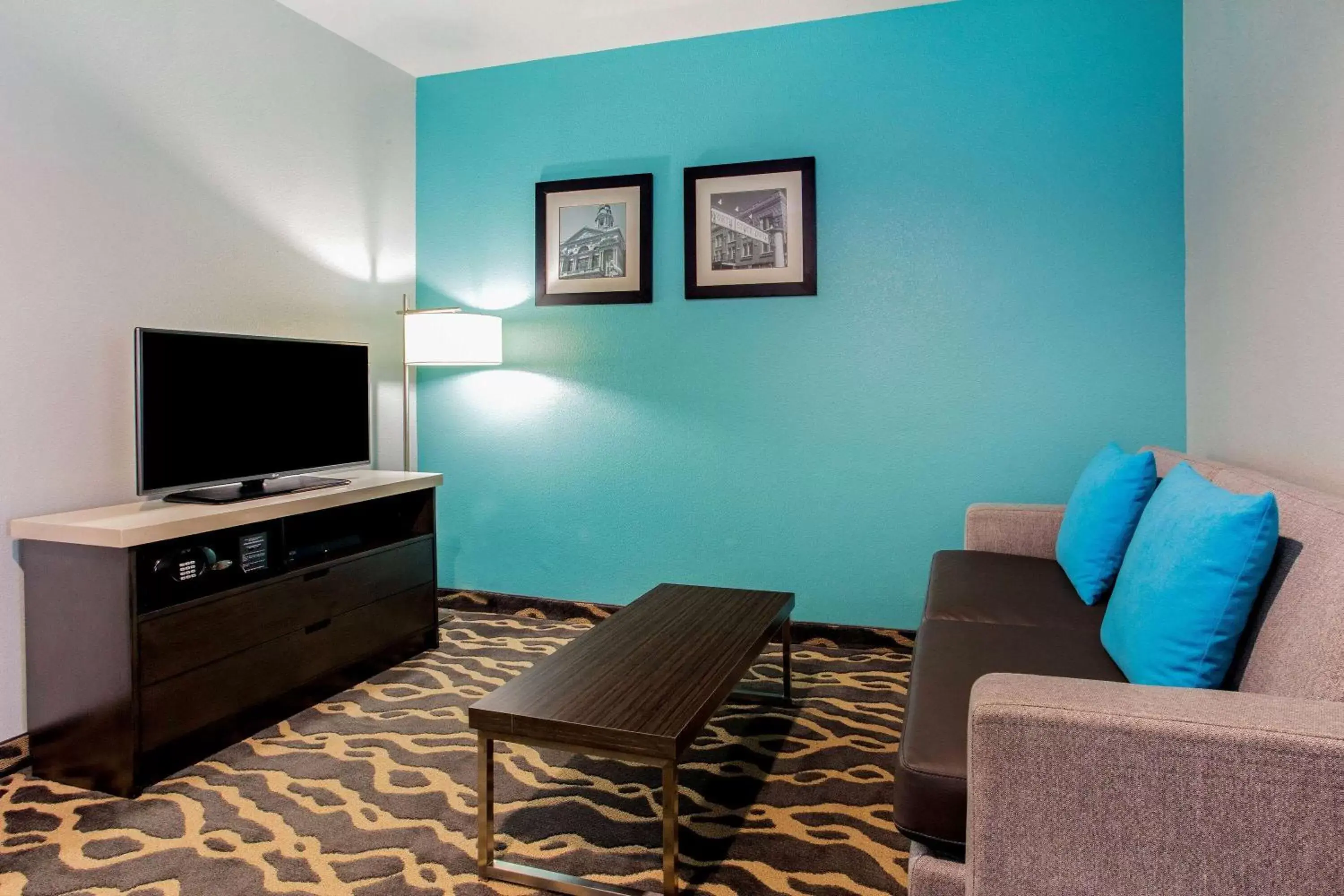 Photo of the whole room, Seating Area in La Quinta Inn & Suites by Wyndham Northlake Ft. Worth