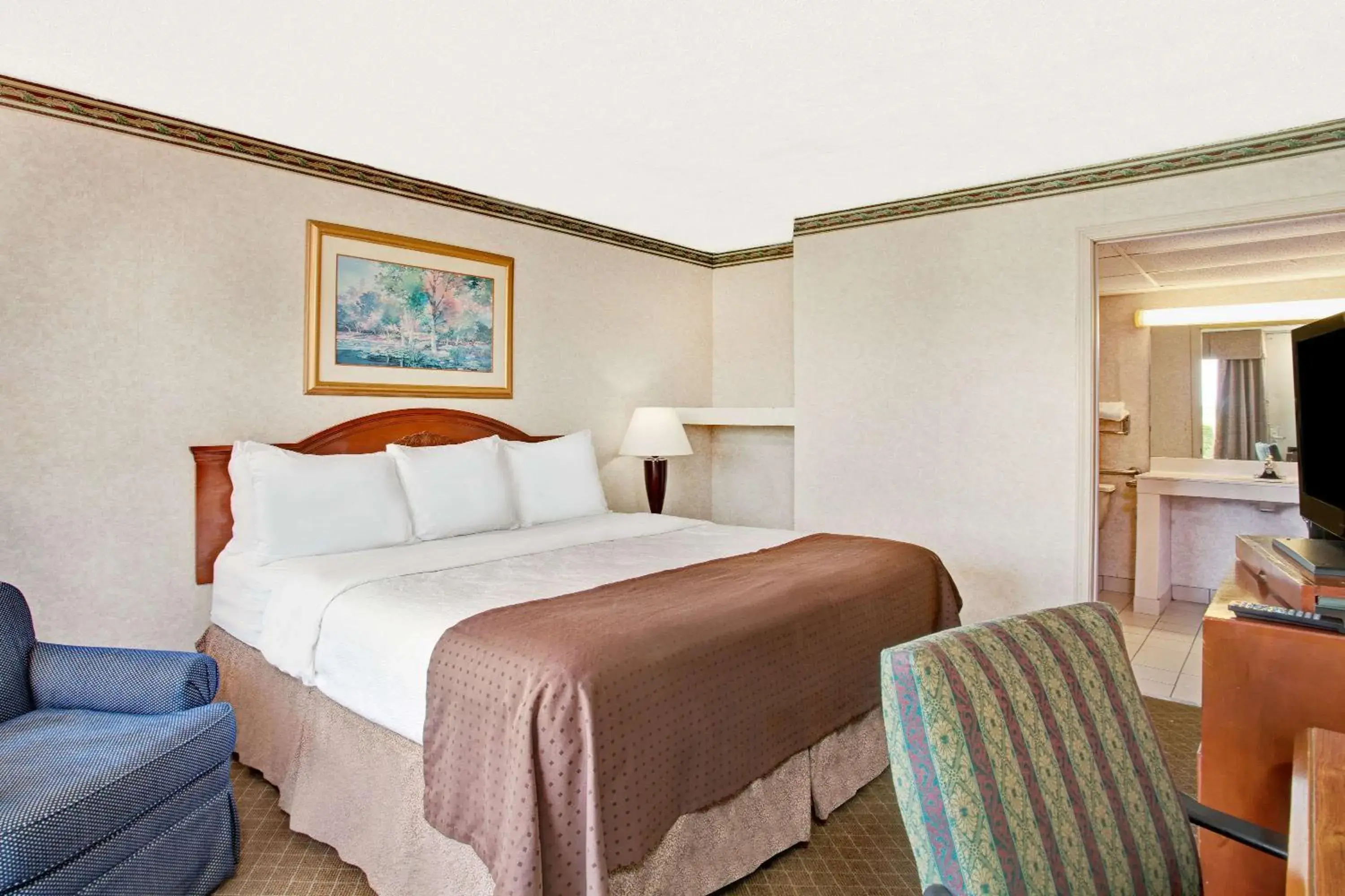 Photo of the whole room, Bed in Days Inn by Wyndham Forrest City