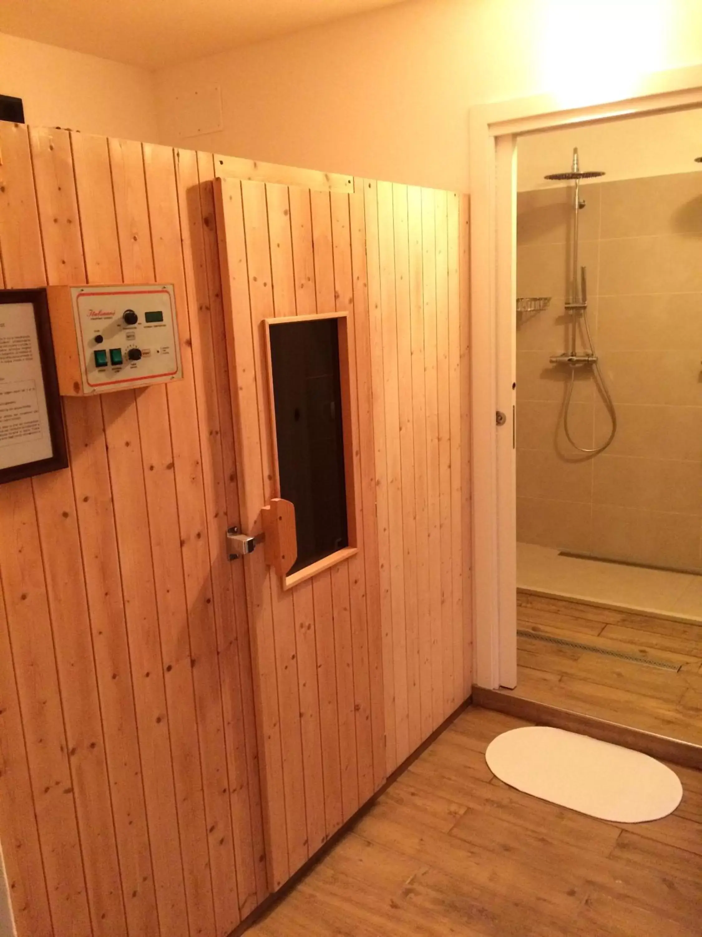 Sauna, TV/Entertainment Center in Bed & Wellness Fisterre