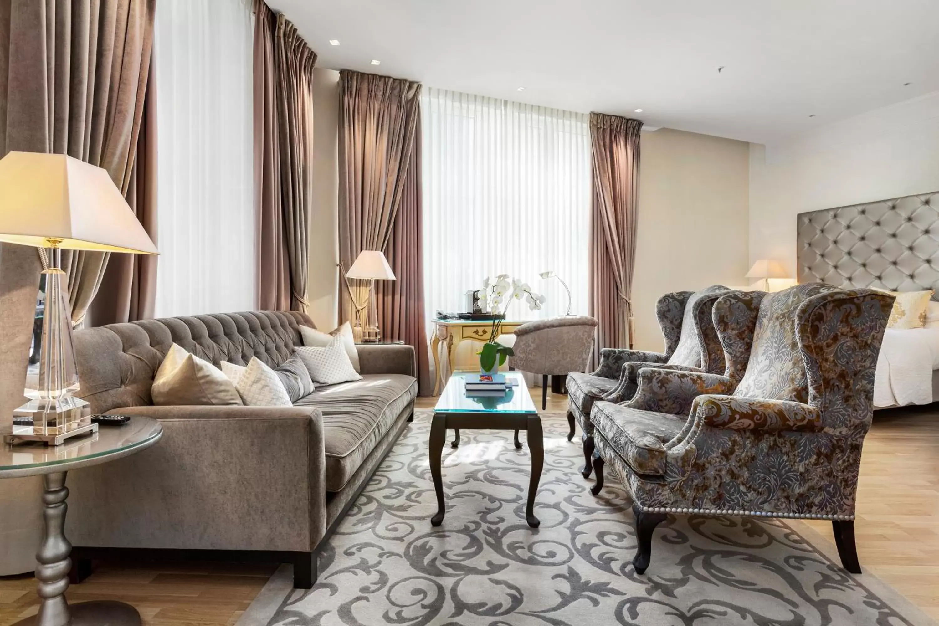 Bed, Seating Area in Hotel Continental