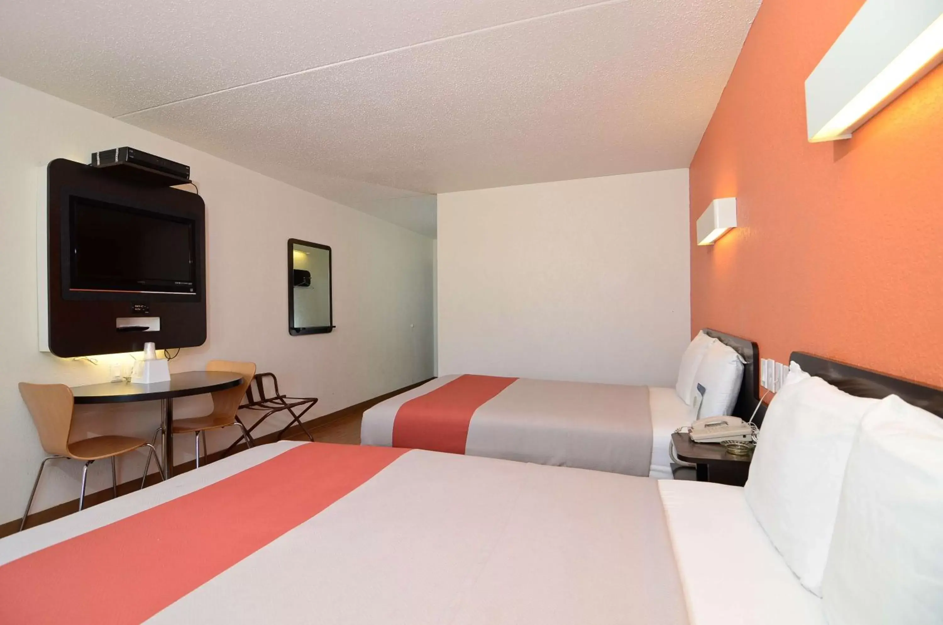 TV and multimedia, Bed in Motel 6-South Haven, KS