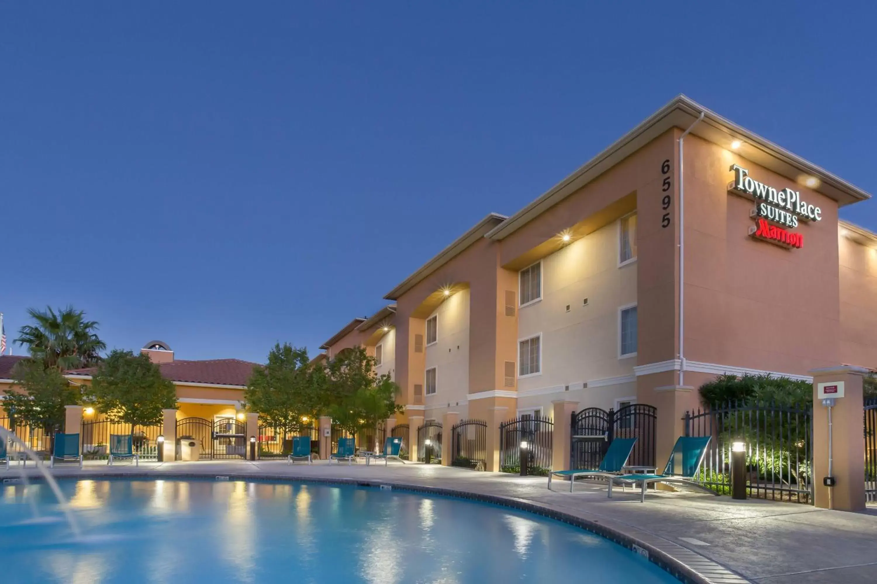 Swimming pool, Property Building in TownePlace Suites Tucson Airport