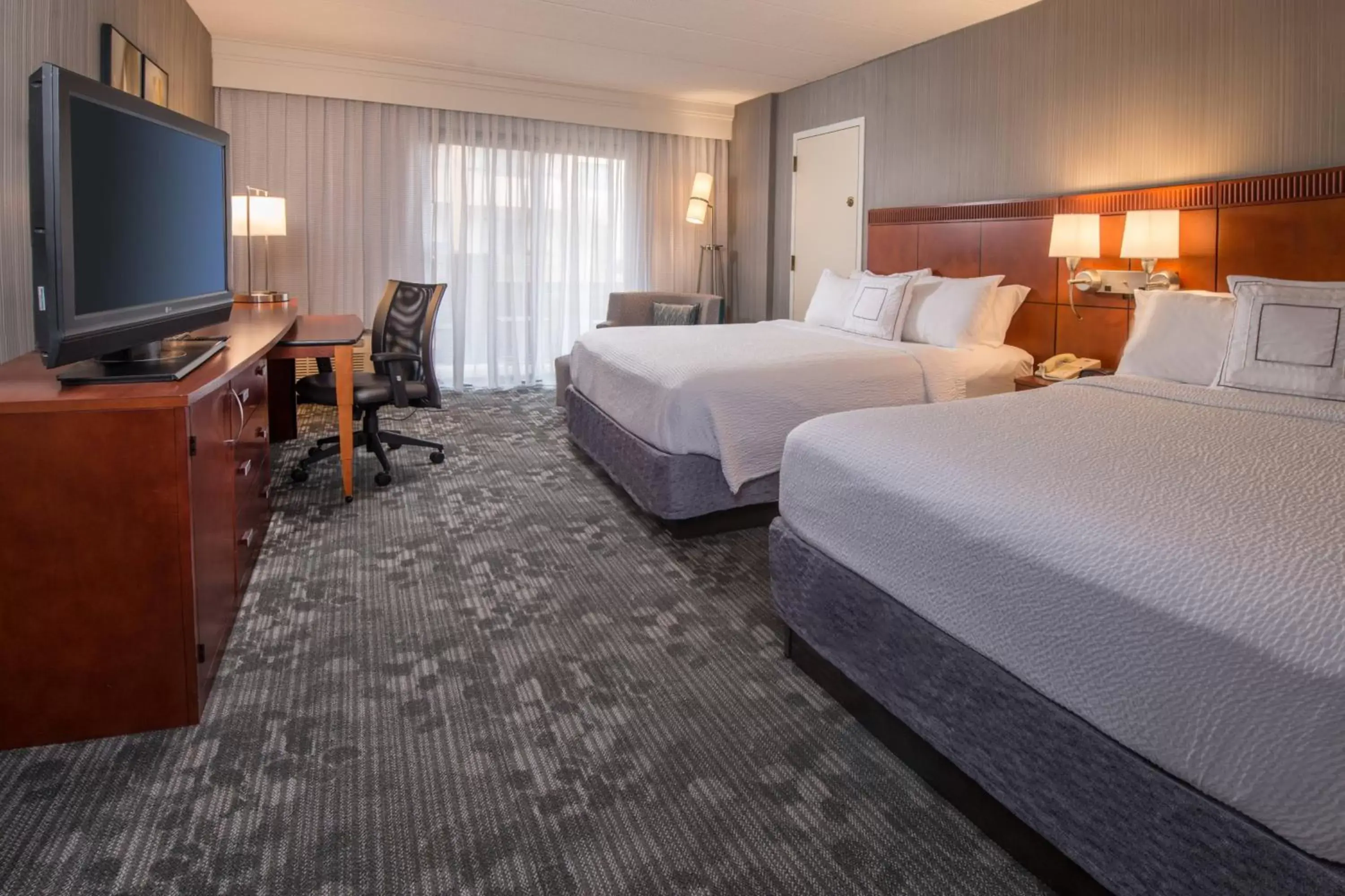 Photo of the whole room, Bed in Courtyard by Marriott Fairfax Fair Oaks