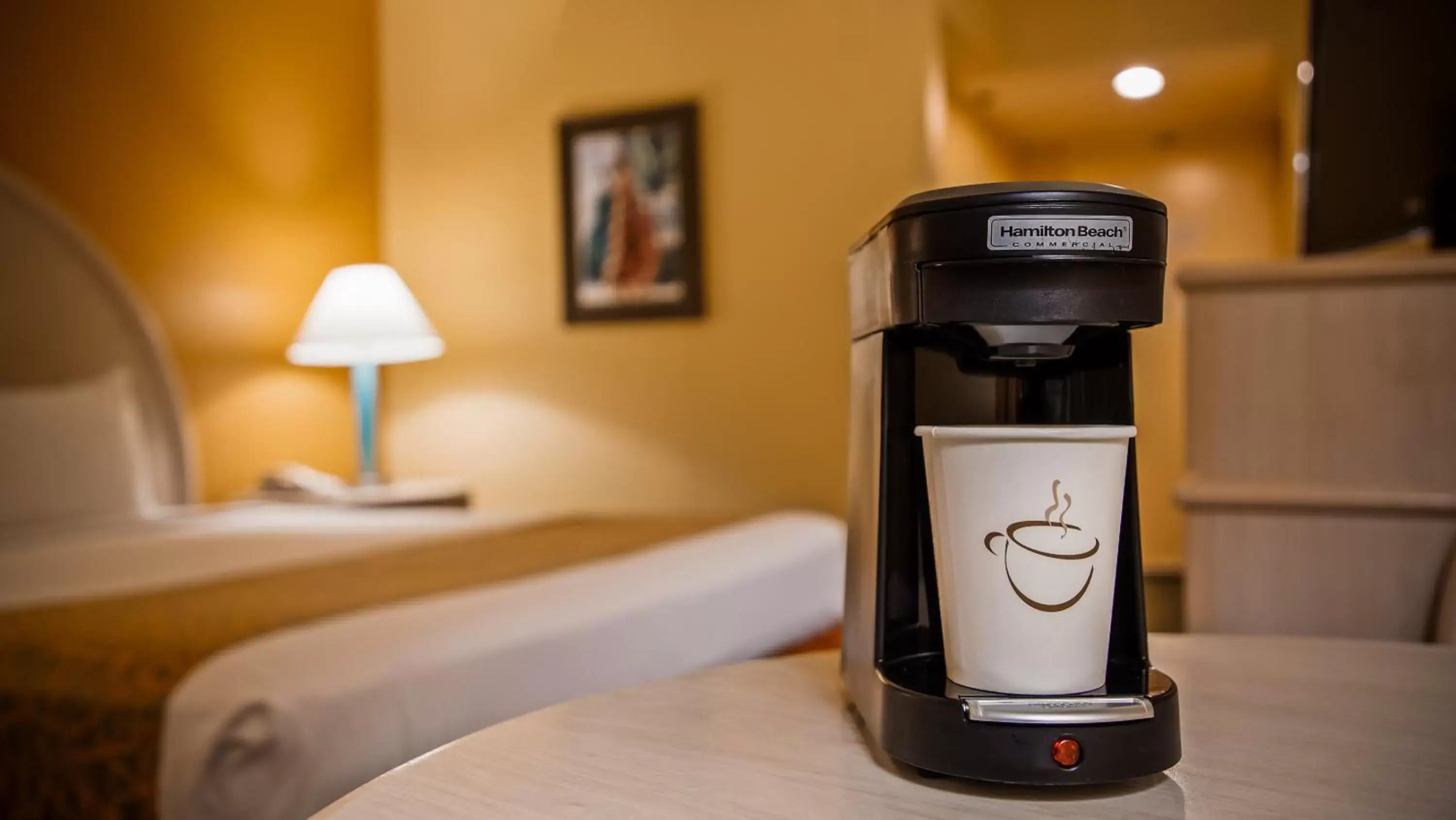 Coffee/tea facilities in Airport Honolulu Hotel