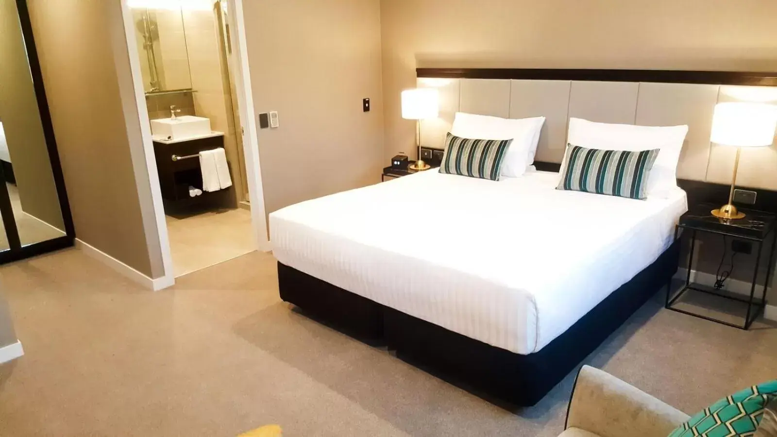 Photo of the whole room, Bed in The Sebel Auckland Manukau